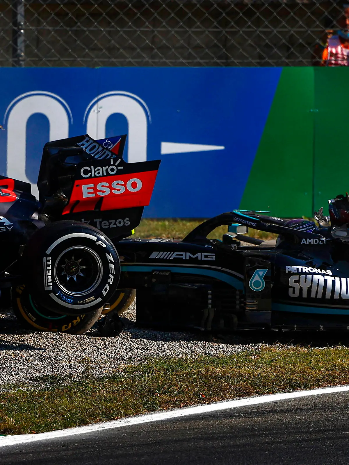 Formula 1 2021: Italian GP AUTODROMO NAZIONALE MONZA, ITALY - SEPTEMBER 12: Max Verstappen, Red Bull Racing RB16B, walks away from his car after crashing out with Sir Lewis Hamilton, Mercedes during the Italian GP at Autodromo Nazionale Monza on Sunday September 12, 2021 in Monza, Italy. Photo by Andy Hone / LAT Images Images PUBLICATIONxINxGERxSUIxAUTxHUNxONLY GP2114_134044_ONZ5593 