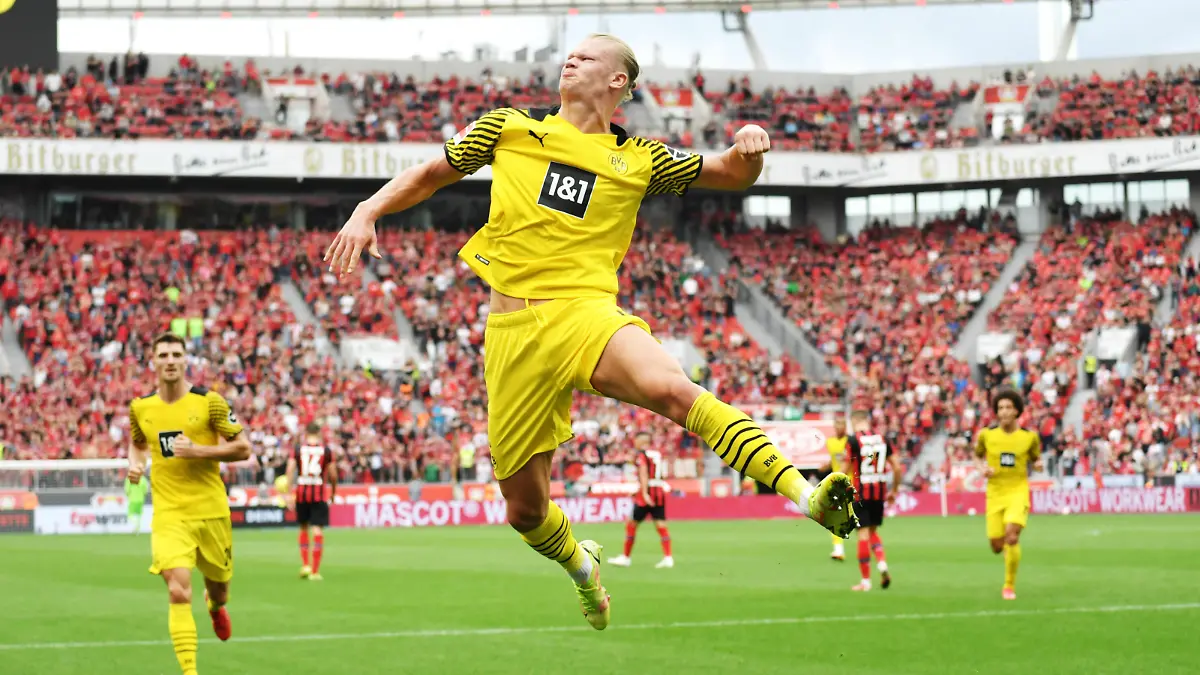 Jubelsprung Erling Haaland Borussia Dortmund 11.09.2021, Fussball GER, Saison 2021 2022, 1. Bundesliga, 4. Spieltag, Bayer 04 Leverkusen - Borussia Dortmund, Foto: Maik Hölter/TEAM2sportphoto ***DFL regulations prohibit any use of photographs as image sequences and/or quasi-video.*** Leverkusen Nordrhein Westfalen Deutschland *** Jubelsprung Erling Haaland Borussia Dortmund 11 09 2021, Football GER, Season 2021 2022, 1 Bundesliga, Matchday 4, Bayer 04 Leverkusen Borussia Dortmund, Photo Maik Hölter TEAM2sportphoto DFL regulations prohibit any use of photographs as image sequences and or quasi video Leverkusen Nordrhein Westfalen Germany Team2