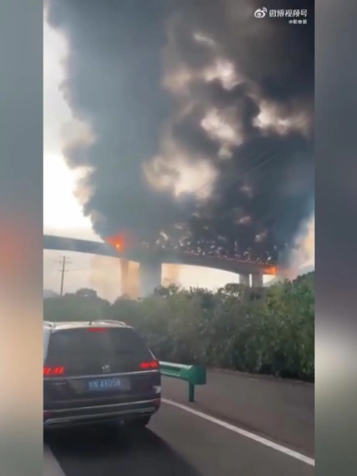 Die riesige Rauchsäule lässt eine Katastrophe gigantischen Ausmaßes vermuten. Doch trotz der spektakulären Bilder heißt es im chinesischen Staatsfernsehen, es sei nur eine Person beim Lkw-Unfall, der den Brand auslöste, leicht verletzt worden.