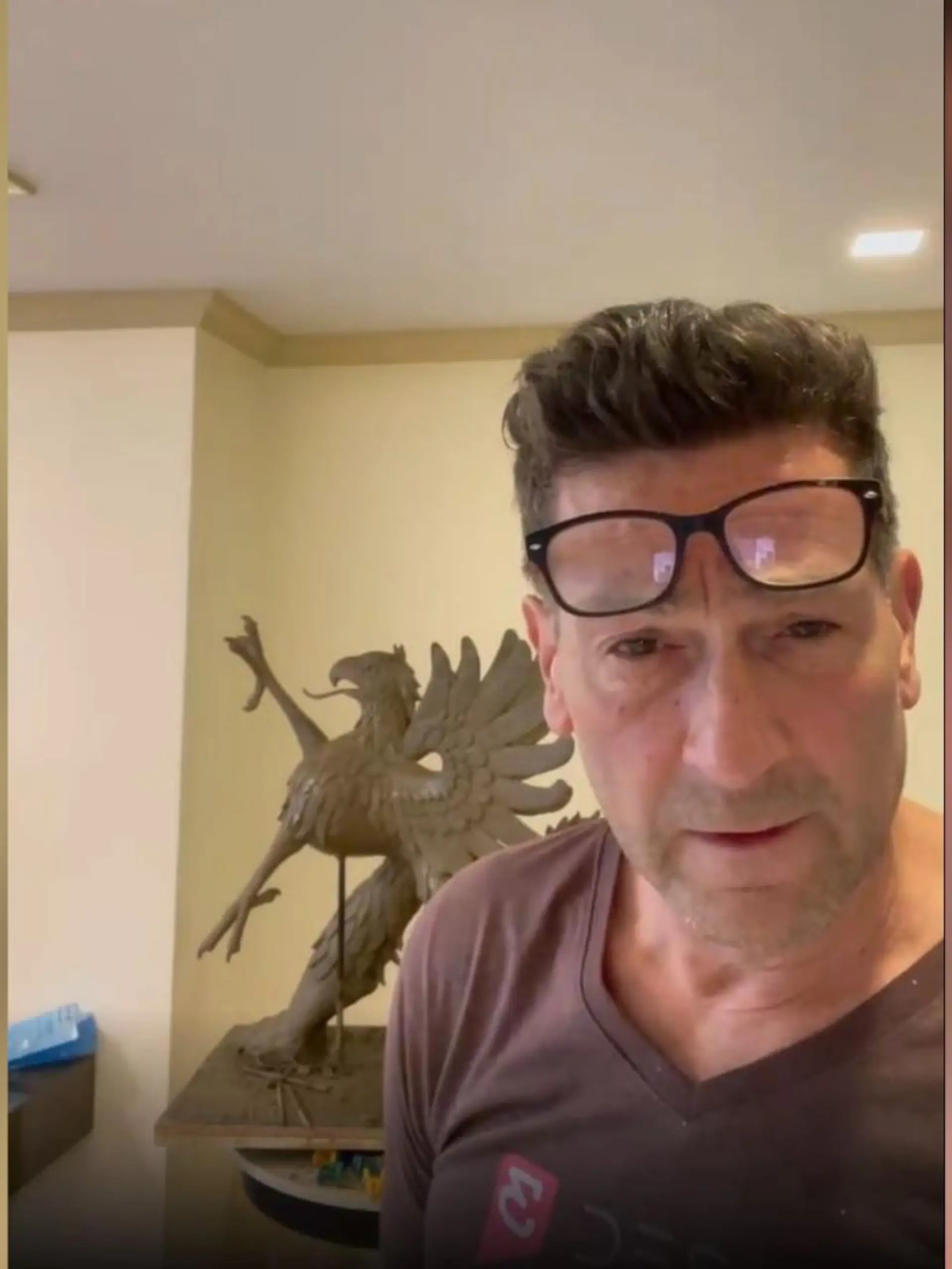 Ené Slawow wird nach eigener Aussage unerwartet von der Polizei aus dem Zug geholt. Erst vier Stunden später kann der Künstler wieder gehen.