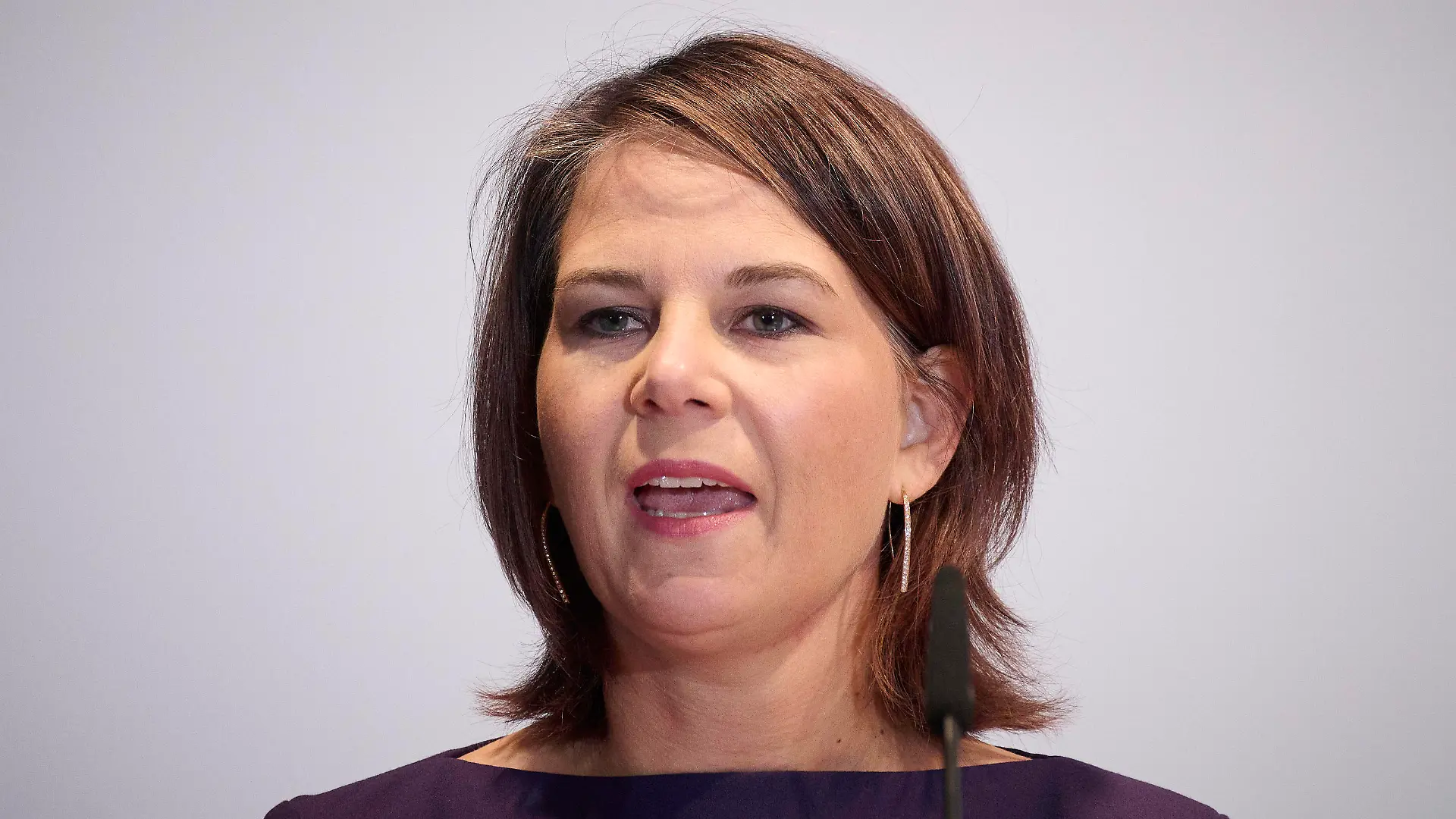 Berlin, 20. Konferenz der Leiterinnen und Leiter der deutschen Auslandsvertretungen Annalena Baerbock Bundesministerin des Auswärtigen, Bündnis 90/Die Grünen während ihrer Rede am 05.09.2022 auf der 20. Konferenz der Leiterinnen und Leiter der deutschen Auslandsvertretungen im Auswärtigen Amt in Berlin. Berlin Auswärtiges Amt Berlin Deutschland *** Berlin, 20 Conference of Heads of German Missions Abroad Annalena Baerbock Federal Minister of Foreign Affairs, Bündnis 90 Die Grünen during her speech on 05 09 2022 at the 20 Conference of Heads of German Missions Abroad at the Federal Foreign Office in Berlin Berlin Auswärtiges Amt Berlin Germany 