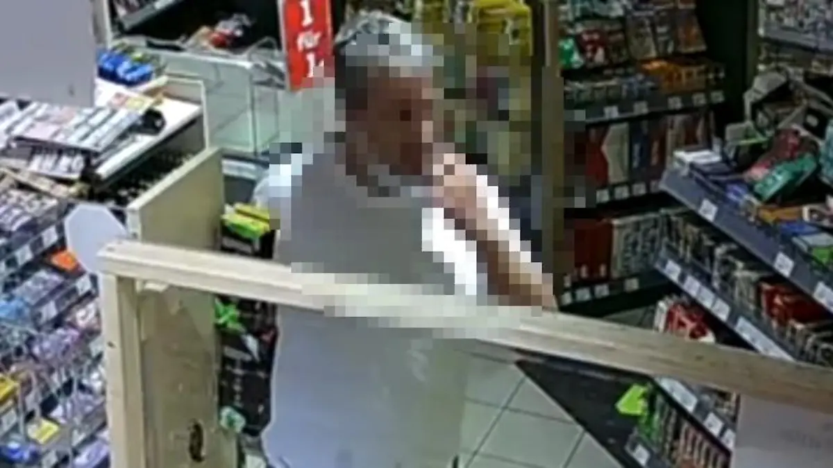 Das Foto zeigt den Täter bei der Tatausführung um 21.20 Uhr