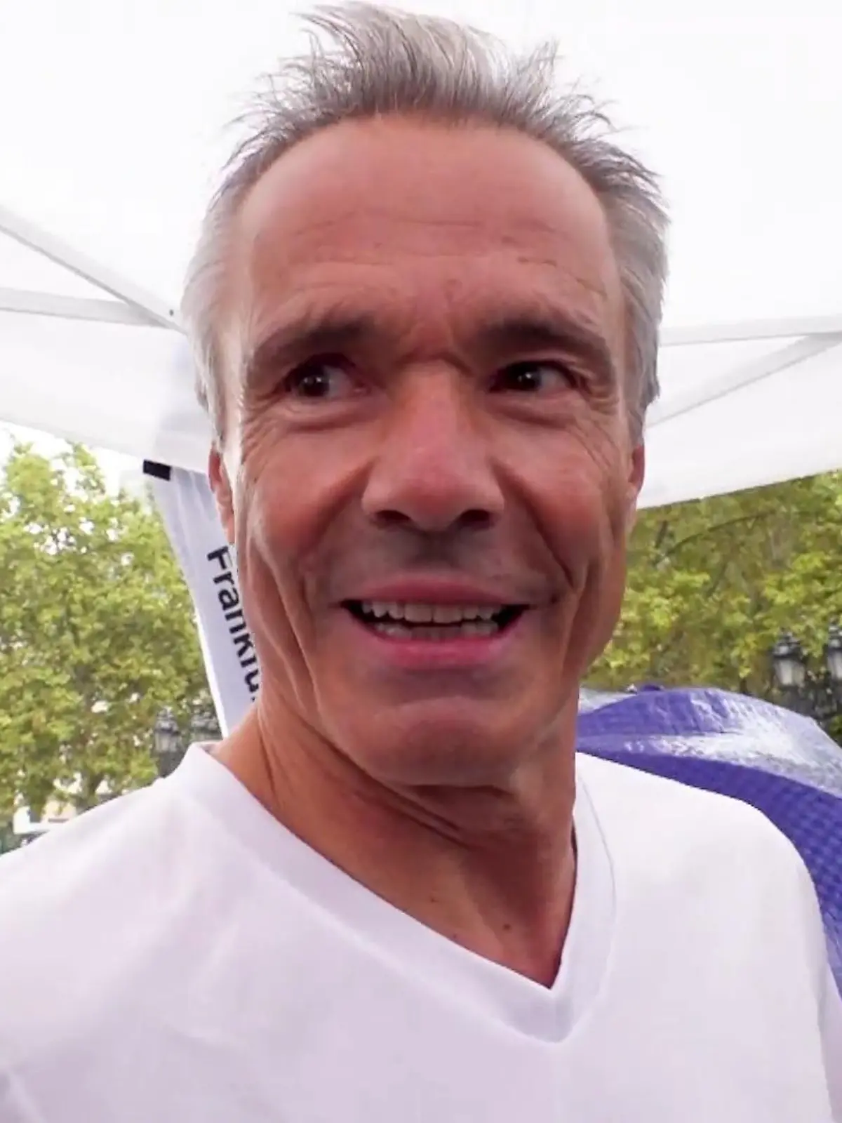 Hannes Jaenicke gerät ins Schwitzen und Lottofee Franziska Reichenbacher sowie Ex-Tennisstar Patrick Kühnen machen mit. Bloggerin Galia Brener und Moderator Daniel Fischer feuern währenddessen an. Aber warum das Ganze? Die Promis unterstützen eine Kinderhilfsstiftung – und legen sich vor der Alten Oper in Frankfurt ordentlich ins Zeug.