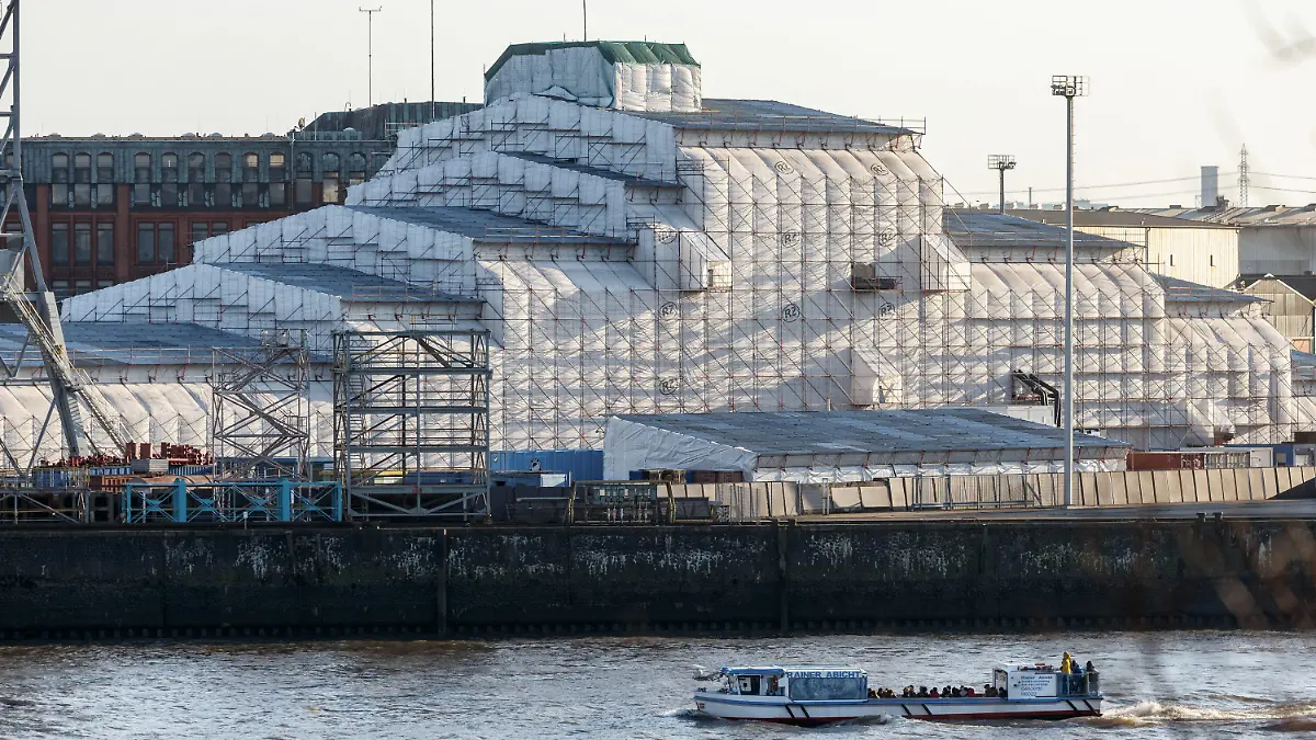ARCHIV - 27.02.2022, Hamburg: Komplett verhüllt liegt die Mega-Yacht "Dilbar" im Blohm+Voss Dock Elbe 17 im Hafen. Das rund 156 Meter lange Schiff soll einem russischen Oligarchen gehören. Die im Hamburger Hafen liegende Luxusjacht «Dilbar» ist entgegen anderslautenden Spekulationen nicht beschlagnahmt worden. (zu dpa «Behörde: Luxusjacht «Dilbar» nicht beschlagnahmt») Foto: Markus Scholz/dpa +++ dpa-Bildfunk +++