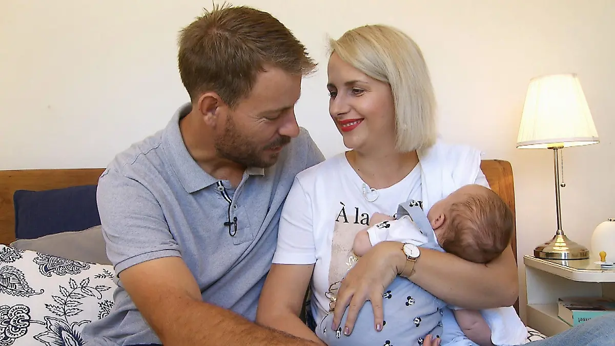 Anna und Gerald freuen sich jetzt endlich mit Leon eine kleine Familie zu sein.
+++ Die Verwendung des sendungsbezogenen Materials ist nur mit dem Hinweis und Verlinkung auf TVNOW gestattet. +++