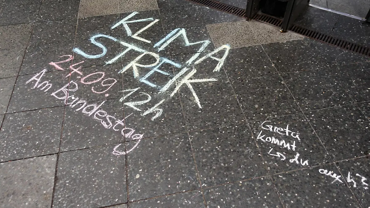 KLIMASTREIK 24.09.2021 - ALLEFÜRSKLIMA - GLOBALER KLIMASTREIK AM 24. SEPTEMBER - KLIMAAKTIVISTEN FORDERN KURSWECHSEL - WELTWEITER KLIMASTREIK - FÜR KLMAGERECHTIGKEIT - GER, Germany, Deutschland, Berlin, 22.09.2021 - Berlin-Mitte: Klimaaktivisten werben mit einem Kreide-Schriftzug auf dem Boden im Eingangsbereich vor dem Bahnhof Friedrichstraße an einem der meist frequentierten Bereiche der Stadt: KLIMA STREIK 24.09. 12h Am Bundestag - Greta kommt - du auch *** CLIMATE STRIKE 24 09 2021 ALL-FEED CLIMATE GLOBAL CLIMATE STRIKE ON 24 SEPTEMBER CLIMATE ACTIVISTS CALL FOR CHANGE OF COURSE WORLDWIDE CLIMATE STRIKE FOR CLIMATE RIGHTEOUSNESS GER, Germany, Germany, Berlin, 22 09 2021 Berlin Mitte climate activists advertise with a chalk writin 