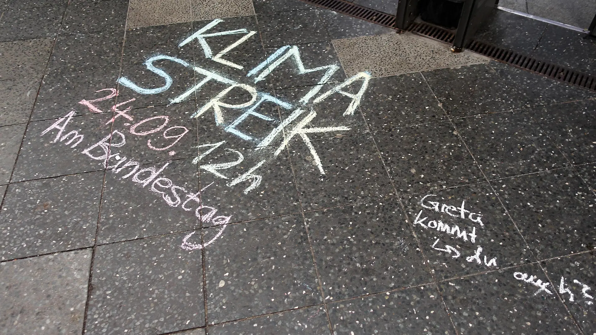 KLIMASTREIK 24.09.2021 - ALLEFÜRSKLIMA - GLOBALER KLIMASTREIK AM 24. SEPTEMBER - KLIMAAKTIVISTEN FORDERN KURSWECHSEL - WELTWEITER KLIMASTREIK - FÜR KLMAGERECHTIGKEIT - GER, Germany, Deutschland, Berlin, 22.09.2021 - Berlin-Mitte: Klimaaktivisten werben mit einem Kreide-Schriftzug auf dem Boden im Eingangsbereich vor dem Bahnhof Friedrichstraße an einem der meist frequentierten Bereiche der Stadt: KLIMA STREIK 24.09. 12h Am Bundestag - Greta kommt - du auch *** CLIMATE STRIKE 24 09 2021 ALL-FEED CLIMATE GLOBAL CLIMATE STRIKE ON 24 SEPTEMBER CLIMATE ACTIVISTS CALL FOR CHANGE OF COURSE WORLDWIDE CLIMATE STRIKE FOR CLIMATE RIGHTEOUSNESS GER, Germany, Germany, Berlin, 22 09 2021 Berlin Mitte climate activists advertise with a chalk writin