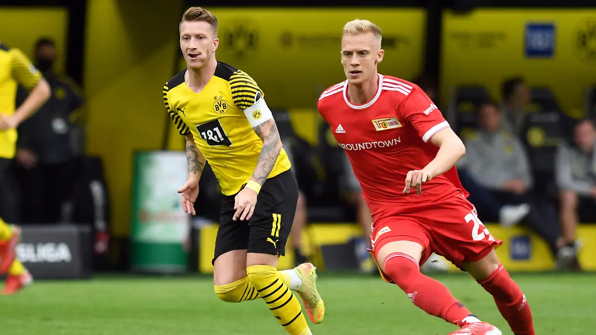19.09.2021, Nordrhein-Westfalen, Dortmund: Fußball: Bundesliga, Borussia Dortmund - 1. FC Union Berlin, 5. Spieltag im Signal Iduna Park. Dortmunds Marco Reus (l) und Unions Timo Baumgartl kämpfen um den Ball. WICHTIGER HINWEIS: Gemäß den Vorgaben der DFL Deutsche Fußball Liga bzw. des DFB Deutscher Fußball-Bund ist es untersagt, in dem Stadion und/oder vom Spiel angefertigte Fotoaufnahmen in Form von Sequenzbildern und/oder videoähnlichen Fotostrecken zu verwerten bzw. verwerten zu lassen. Foto: Bernd Thissen/dpa +++ dpa-Bildfunk +++