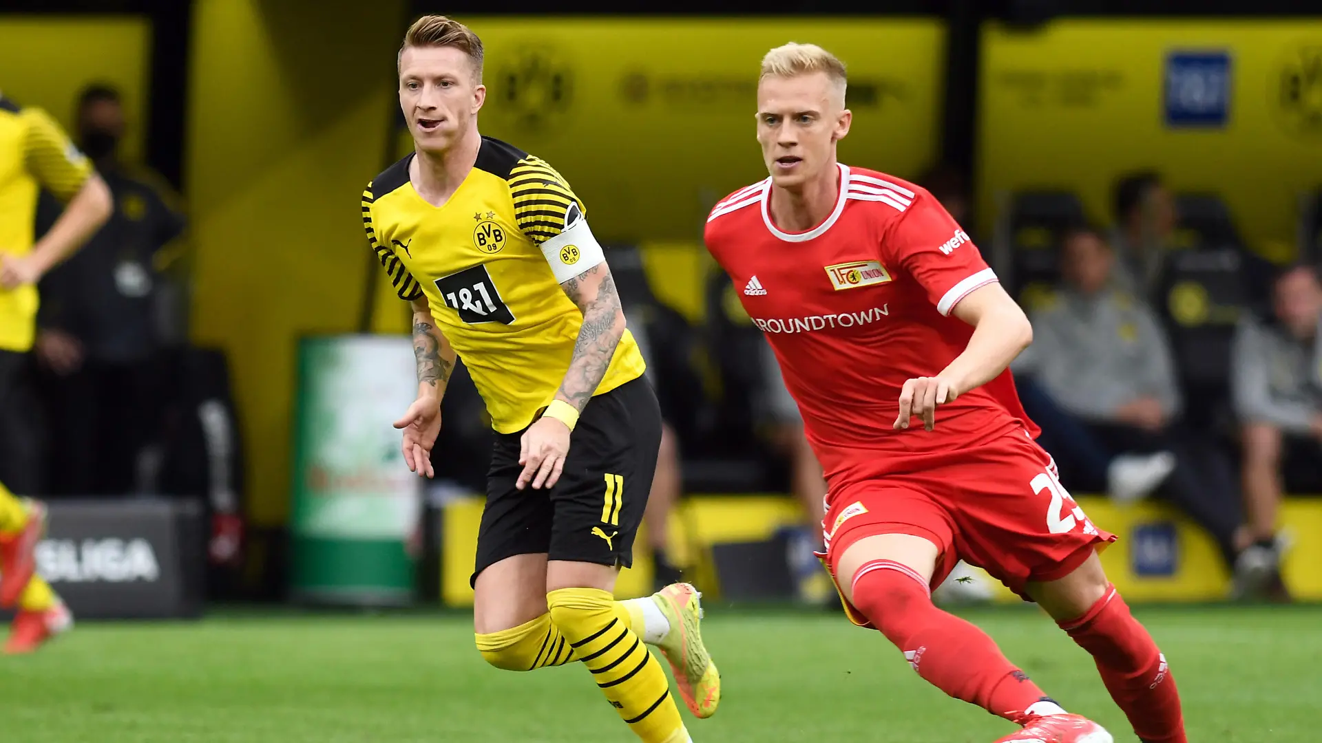 19.09.2021, Nordrhein-Westfalen, Dortmund: Fußball: Bundesliga, Borussia Dortmund - 1. FC Union Berlin, 5. Spieltag im Signal Iduna Park. Dortmunds Marco Reus (l) und Unions Timo Baumgartl kämpfen um den Ball. WICHTIGER HINWEIS: Gemäß den Vorgaben der DFL Deutsche Fußball Liga bzw. des DFB Deutscher Fußball-Bund ist es untersagt, in dem Stadion und/oder vom Spiel angefertigte Fotoaufnahmen in Form von Sequenzbildern und/oder videoähnlichen Fotostrecken zu verwerten bzw. verwerten zu lassen. Foto: Bernd Thissen/dpa +++ dpa-Bildfunk +++