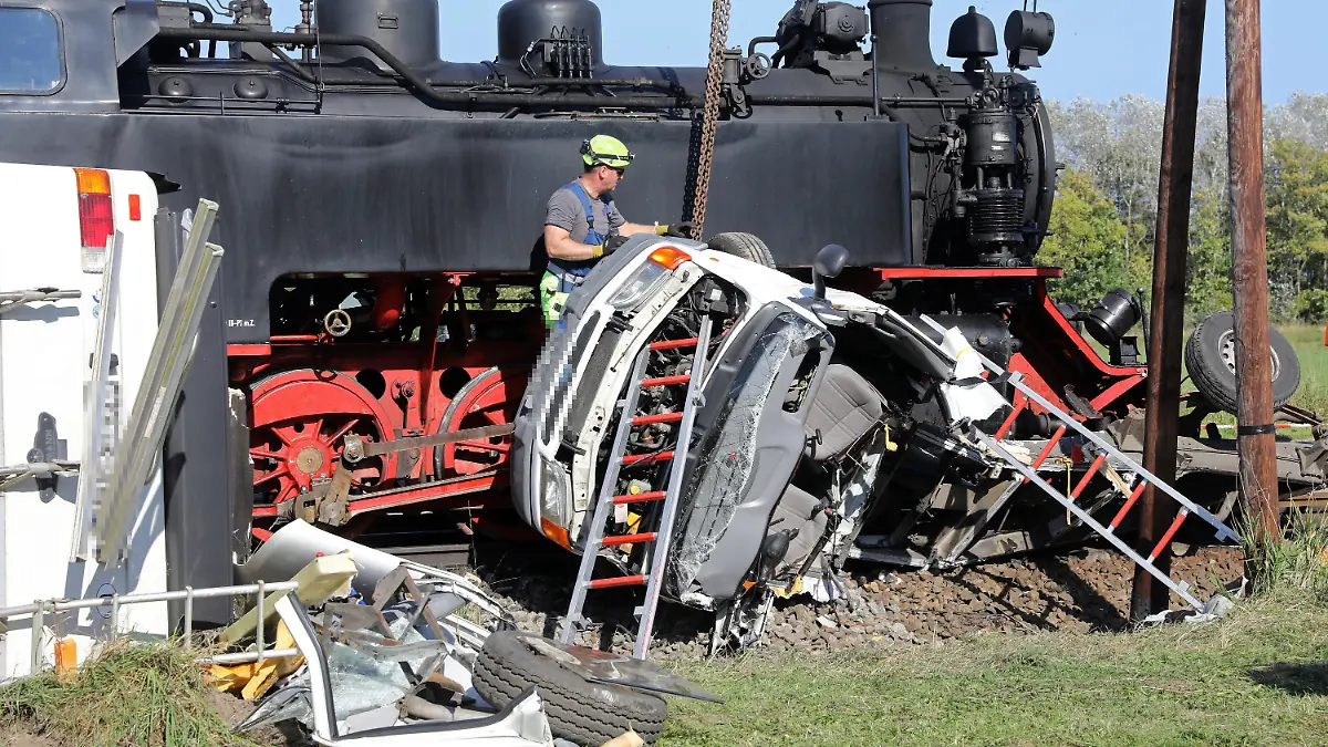 26.09.2021, Mecklenburg-Vorpommern, Wittenbeck: Nach der Kollision der Kleinbahn Molli mit einem Wohnmobil erfolgen die Bergungsarbeiten für die Fahrzeuge. Bei dem Unfall wurden die beiden Insassen des Wohnmobils schwer verletzt. Das Wohnmobil wurde etwa 50 Meter mitgeschleift und in zwei Teile zerrissen. Foto: Bernd Wüstneck/dpa-Zentralbild/dpa +++ dpa-Bildfunk +++