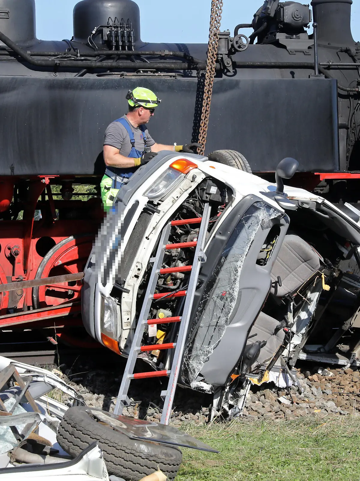 26.09.2021, Mecklenburg-Vorpommern, Wittenbeck: Nach der Kollision der Kleinbahn Molli mit einem Wohnmobil erfolgen die Bergungsarbeiten für die Fahrzeuge. Bei dem Unfall wurden die beiden Insassen des Wohnmobils schwer verletzt. Das Wohnmobil wurde etwa 50 Meter mitgeschleift und in zwei Teile zerrissen. Foto: Bernd Wüstneck/dpa-Zentralbild/dpa +++ dpa-Bildfunk +++