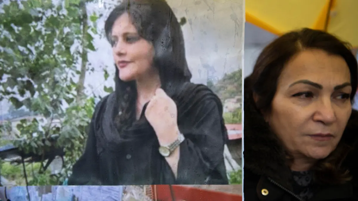 20.09.2022, Berlin: Bei einem Protest des Nationalen Widerstandsrates Iran (NWRI) vor der iranischen Botschaft in Berlin hält eine Frau ein Bild der verstorbenen Mahsa Amini in Händen. Die junge Frau war am vergangenen Dienstag von der Sitten- und Religionspolizei wegen ihres «unislamischen Outfits» festgenommen worden. Foto: Paul Zinken/dpa - ACHTUNG: Nur zur redaktionellen Verwendung und nur mit vollständiger Nennung des vorstehenden Credits +++ dpa-Bildfunk +++