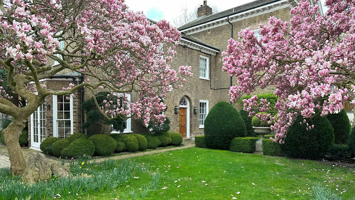 HANDOUT - 15.03.2023, Großbritannien, London: Die undatierte, am 27.02.2024 vom Maklerunternehmen Knight Frank herausgegebene, Aufnahme zeigt eine Außenansicht der Garden Lodge, dem früheren Anwesen des Queen-Sängers Freddie Mercury. Das bekannte Londoner Haus steht für eine Millionensumme zum Verkauf. Seine langjährige Lebensgefährtin bietet «Garden Lodge» für mehr als 30 Millionen Pfund (35 Mio Euro) an, wie das Maklerunternehmen Knight Frank am Dienstag mitteilte. (zu dpa «Londoner Haus von Freddie Mercury für mehr als 30 Millionen im Angebot») Foto: Barney Hindle/Knight Frank /dpa - ACHTUNG: Nur zur redaktionellen Verwendung im Zusammenhang mit der aktuellen Berichterstattung und nur mit vollständiger Nennung des vorstehenden Credits +++ dpa-Bildfunk +++