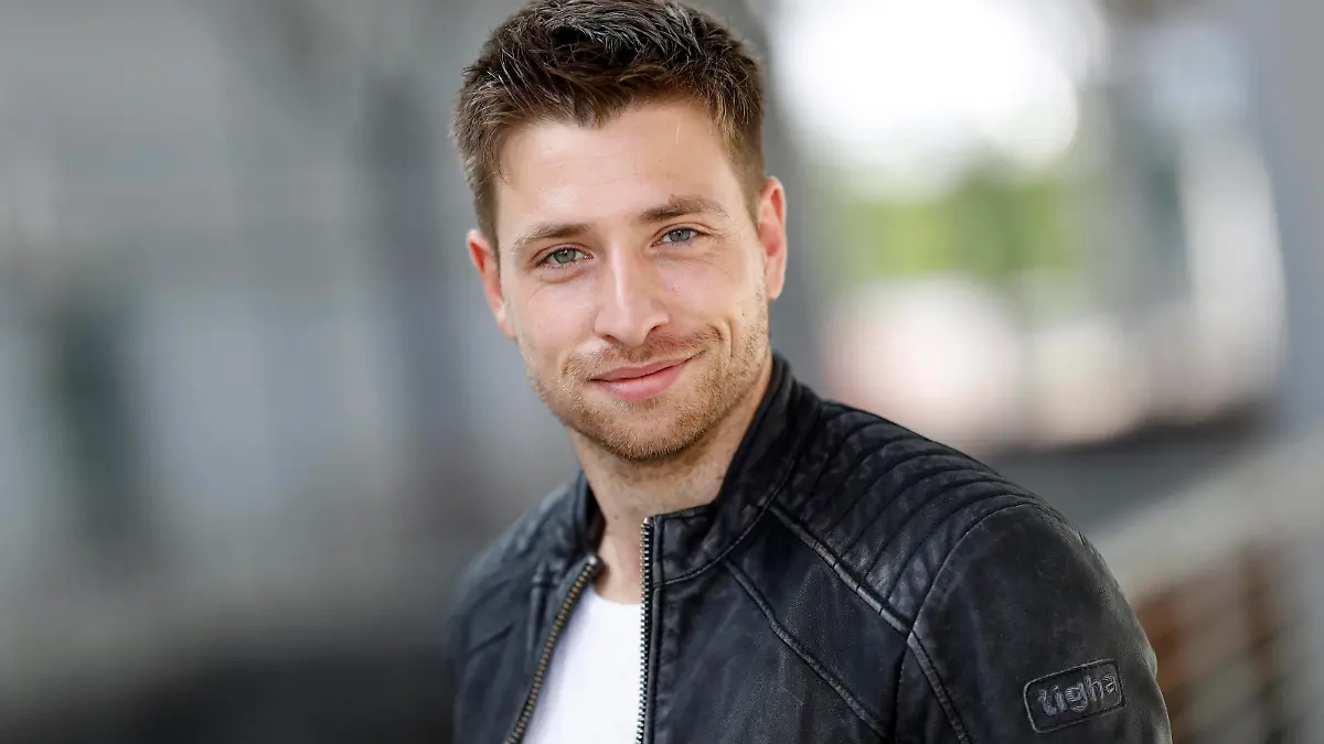 Dominik Flade beim Fototermin am Set der RTL TV-Serie Alles was zählt in den MMC-Studios in Ossendorf. Köln, 13.09.2021 *** Dominik Flade at the photo session on the set of the RTL TV series Alles was zählt at the MMC Studios in Ossendorf Cologne, 13 09 2021 Foto:xC.xHardtx/xFuturexImage