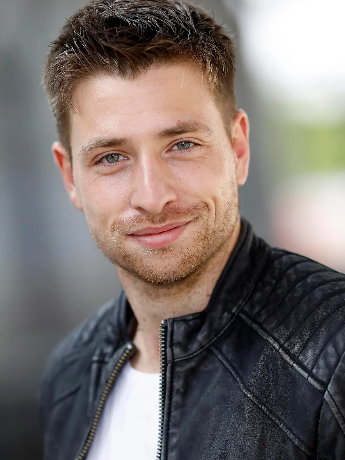 Dominik Flade beim Fototermin am Set der RTL TV-Serie Alles was zählt in den MMC-Studios in Ossendorf. Köln, 13.09.2021 *** Dominik Flade at the photo session on the set of the RTL TV series Alles was zählt at the MMC Studios in Ossendorf Cologne, 13 09 2021 Foto:xC.xHardtx/xFuturexImage 