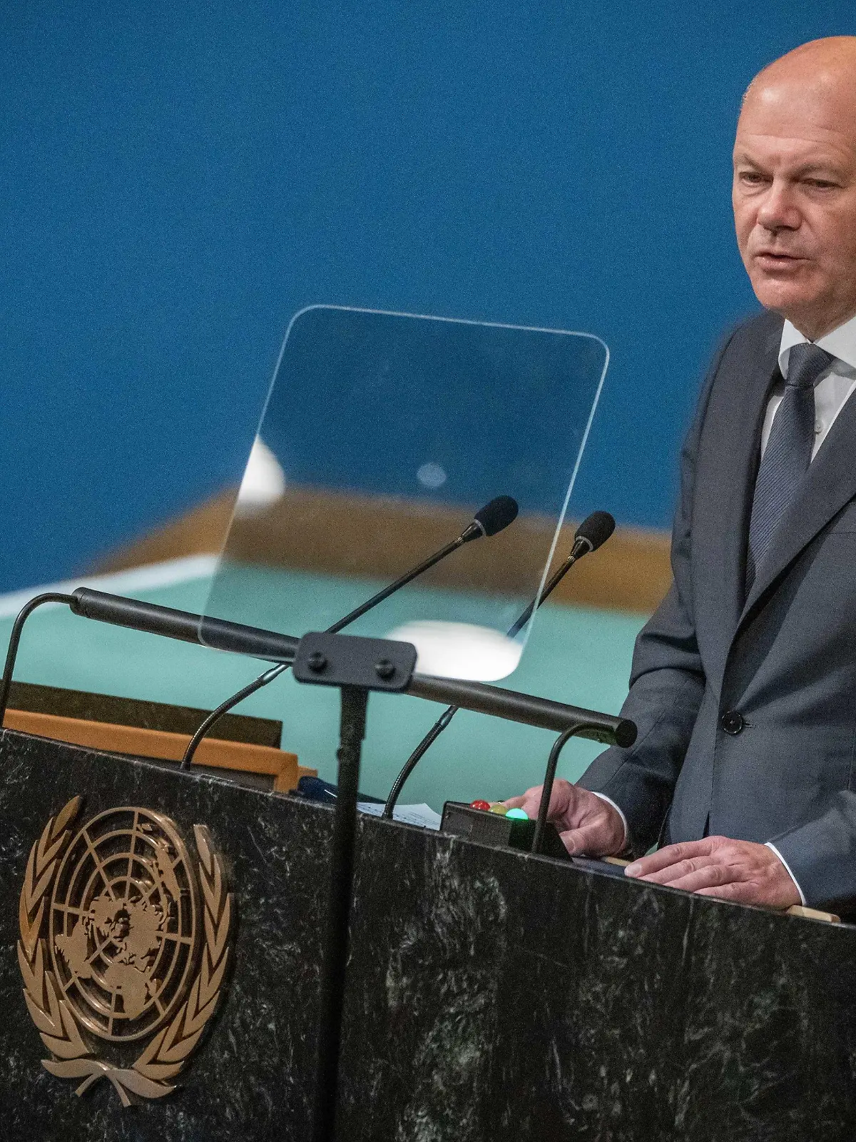 20.09.2022, USA, New York: Bundeskanzler Olaf Scholz (SPD) spricht vor den Delegierten in der Generaldebatte bei der 77. Generalversammlung der UN. Hauptthema der Vollversammlung ist der russische Angriffskrieg in der Ukraine. Foto: Michael Kappeler/dpa +++ dpa-Bildfunk +++