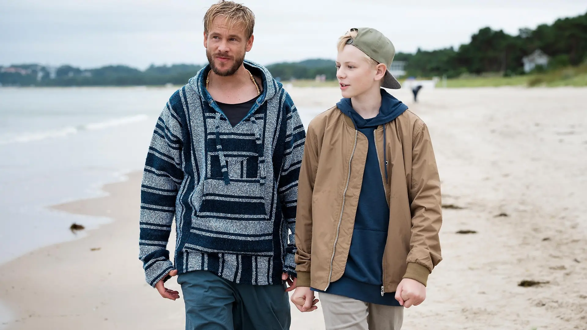Frederic Heidorn (l.) als "Cornelius "Conny" und Joey Altmann als "Oskar"
Die Verwendung des sendungsbezogenen Materials ist nur mit dem Hinweis und Verlinkung auf TVNOW gestattet.