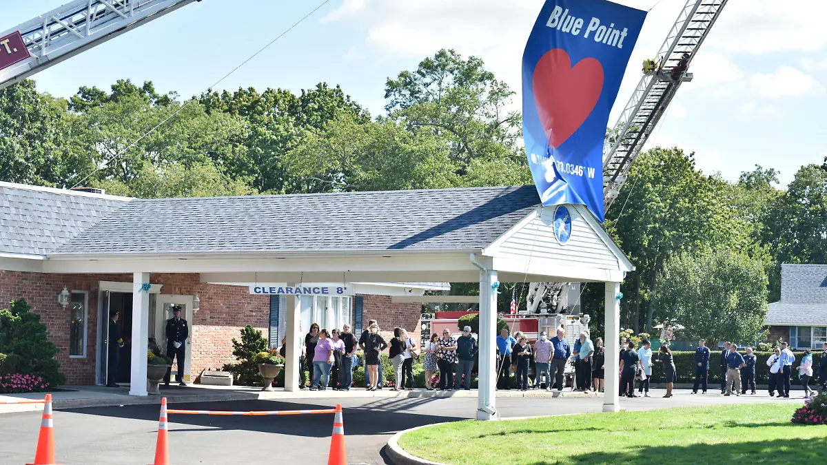  September 26, 2021, New York, New York, USA: People attend the funeral of Gabby Petito, being held at Moloney s Funeral Home in Holbrook, Long Island New York USA - ZUMAl171 20210926_znp_l171_003 Copyright: xEdnaxLeshowitzx