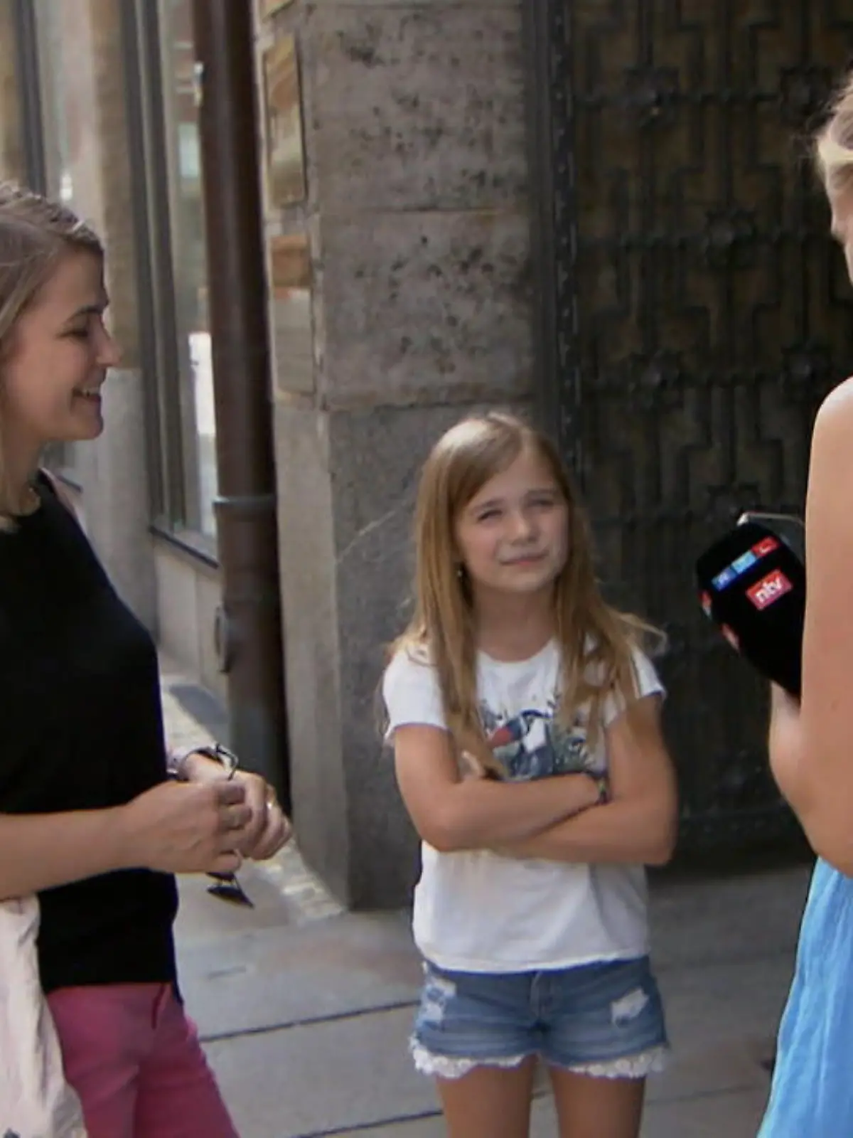 Nicole Wichmann (33) aus dem sächsischen Adorf ist alleinerziehend und kann sich trotz Vollzeit kaum noch die Musikschule für ihre Tochter Elena leisten, sie kocht selbst, weil ihr das Schulessen zu teuer ist. Trotzdem gibt es vom Staat keine weiteren Zuschüsse, Nicole liegt mit ihrer Vollzeitstelle nämlich knapp über der Einkommensgrenze - angeblich! Manche Jugendliche, die wir für unsere Reportage über die Auswirkungen der Inflation getroffen haben, machen sogar schon einen Minijob, um die Familienfinanzen zu entlasten. Wir klären im Video, wo Eltern jetzt noch Unterstützung für ihre Kinder bekommen.