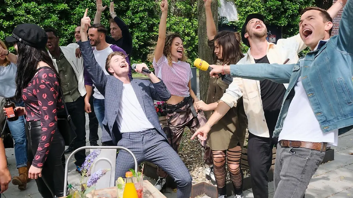 Nika (Isabelle Geiss, M.) und Vivien (Sharon Berlinghoff, 3.v.r.) feiern mit Tim Peters (Tim Peters, vorne l.), Eric (Eric Schroth, 2.v.r.) und Cornelius (Cornelius Strittmatter, r.) ab...

Die Verwendung des sendungsbezogenen Materials ist nur mit dem Hinweis und Verlinkung auf TVNOW gestattet.