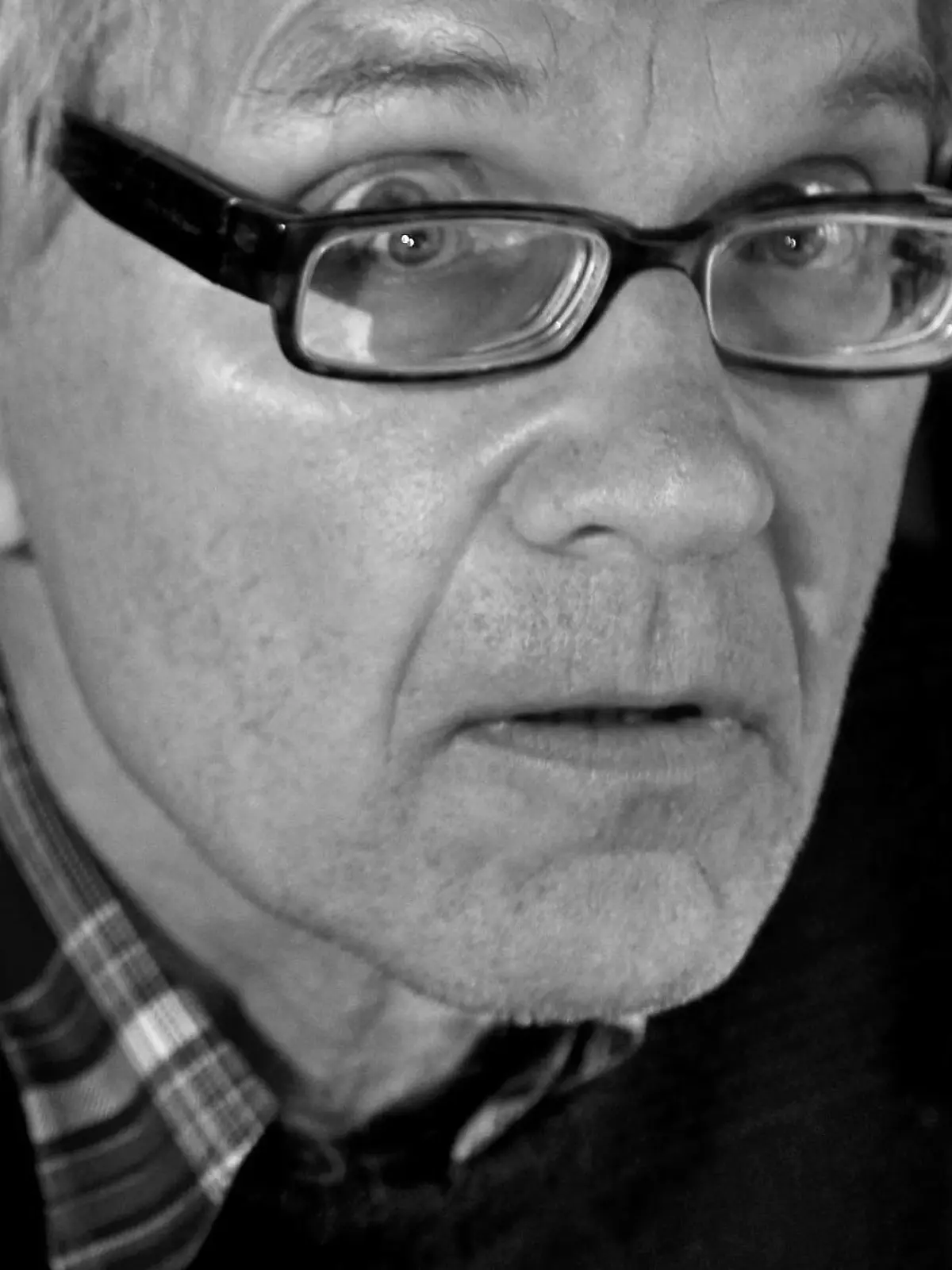 ARCHIV - 16.05.2010, Schweden, Hoganas: Der schwedische Künstler Lars Vilks in seinem Haus außerhalb Hoganas in Schweden, Sonntag, 16. Mai 2010. Vilks, der unter Polizeischutz gelebt hatte, seit seine Skizze des Propheten Mohammed mit einem Hundekörper im Jahr 2007 Todesdrohungen nach sich zog, starb am Sonntag, den 3. Oktober 2021, an den Folgen eines Verkehrsunfalls, wie schwedische Medien berichten. Foto: Bjorn Lindgren/TT News Agency via AP/dpa +++ dpa-Bildfunk +++