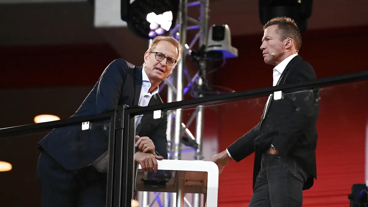 RTL Moderator Florian König, li., mit Experte Lothar Matthäus 07.06.2021, Fussball GER, Länderspiel, Deutschland - Lettland 7:1, Foto: Maik Hölter/TEAM2sportphoto ***DFB regulations prohibit any use of photographs as image sequences and/or quasi-video.*** Duesseldorf Merkur Spiel Arena Nordrhein Westfalen Deutschland *** RTL presenter Florian König, left , with expert Lothar Matthäus 07 06 2021, football GER, international match, Germany Latvia 7 1, photo Maik Hölter TEAM2sportphoto DFB regulations prohibit any use of photographs as image sequences and or quasi video Duesseldorf Merkur Spiel Arena Nordrhein Westfalen Germany Team2 