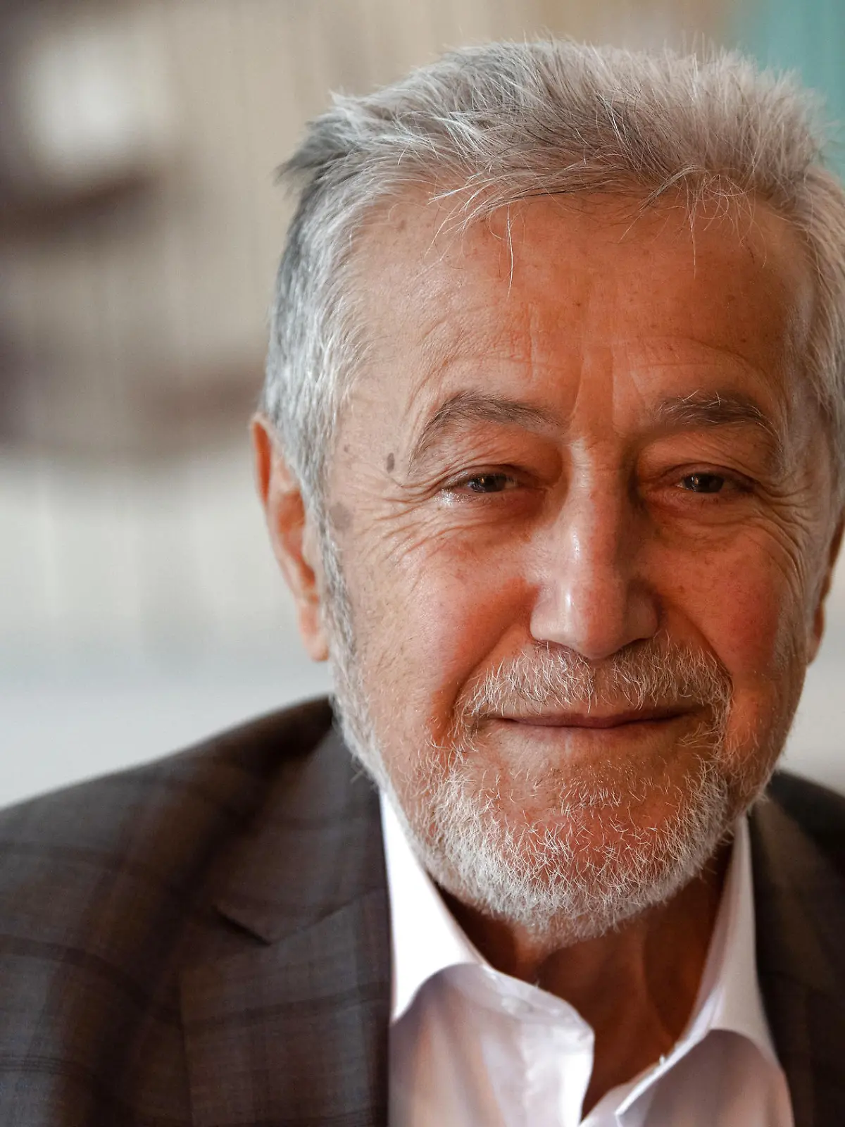 30.09.2021, Nordrhein-Westfalen, Duisburg: Serafettin Tüzün, 81 Jahre alt und seit 1964 in Deutschland, sitzt auf dem Sofa. Vor 60 Jahren trat das türkisch-deutsche Anwerbeabkommen in Kraft. Das Abkommen war am 30.10.1961 geschlossen worden, um Arbeitskräfte aus der Türkei ins Wirtschaftswunderland Deutschland zu holen. (zu dpa "60 Jahre Anwerbeabkommen mit der Türkei - «Gastarbeiter» berichten") Foto: Federico Gambarini/dpa +++ dpa-Bildfunk +++