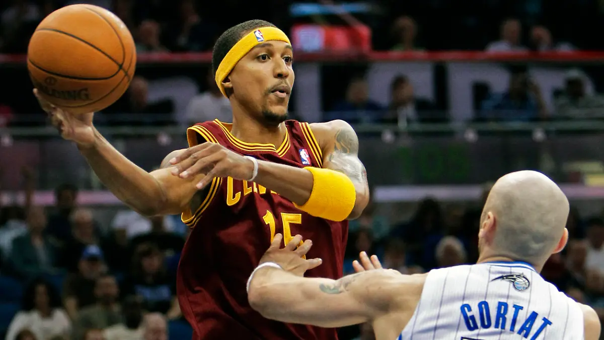 FILE - Cleveland Cavaliers' Jamario Moon, left, makes a pass over the head of Orlando Magic's Marcin Gortat (13), of Poland, during the first half of an NBA basketball game in Orlando, Fla., in this Friday, Nov. 26, 2010, file photo. Eighteen former NBA players, including Moon, have been arrested on charges alleging they defrauded the league's health and welfare benefit plan out of about $4 million, according to an indictment Thursday, Oct. 7, 2021. (AP Photo/John Raoux, File)