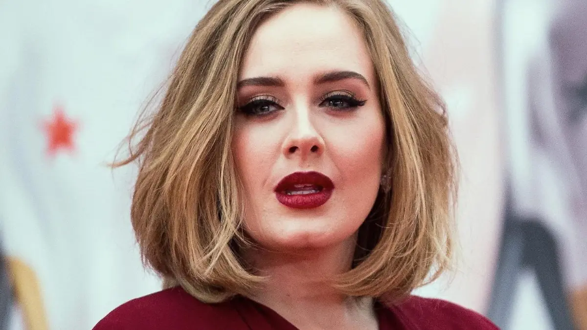 ARCHIV - Die britische Sängerin Adele kommt am 24.02.2016 zu der Verleihung der Brit Awards in London (Großbritannien). (zu dpa «Adele, Rihanna & Co.: Stars trauern Obama hinterher» vom 20.01.2017) Foto: Andrew Cowie/EPA/dpa +++(c) dpa - Bildfunk+++