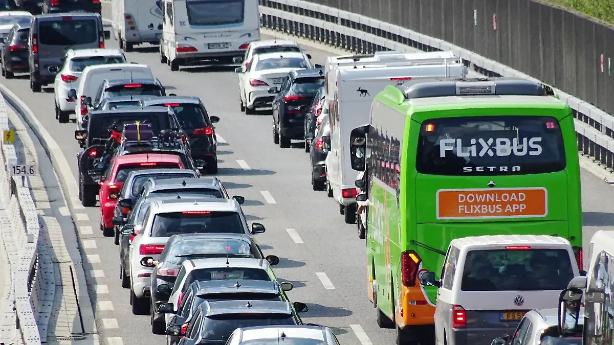  19.04.2019 Wasser Schweiz, Im Bild : Autos auf der Gotthardautobahn stehen im Stau.Ostern Osterstau Viele Menge Flixbus Autobahn *** 19 04 2019 Water Switzerland In the picture Cars on the Gotthard motorway are stuck in traffic jams Easter Easter traffic jam Lots of Flixbus motorways