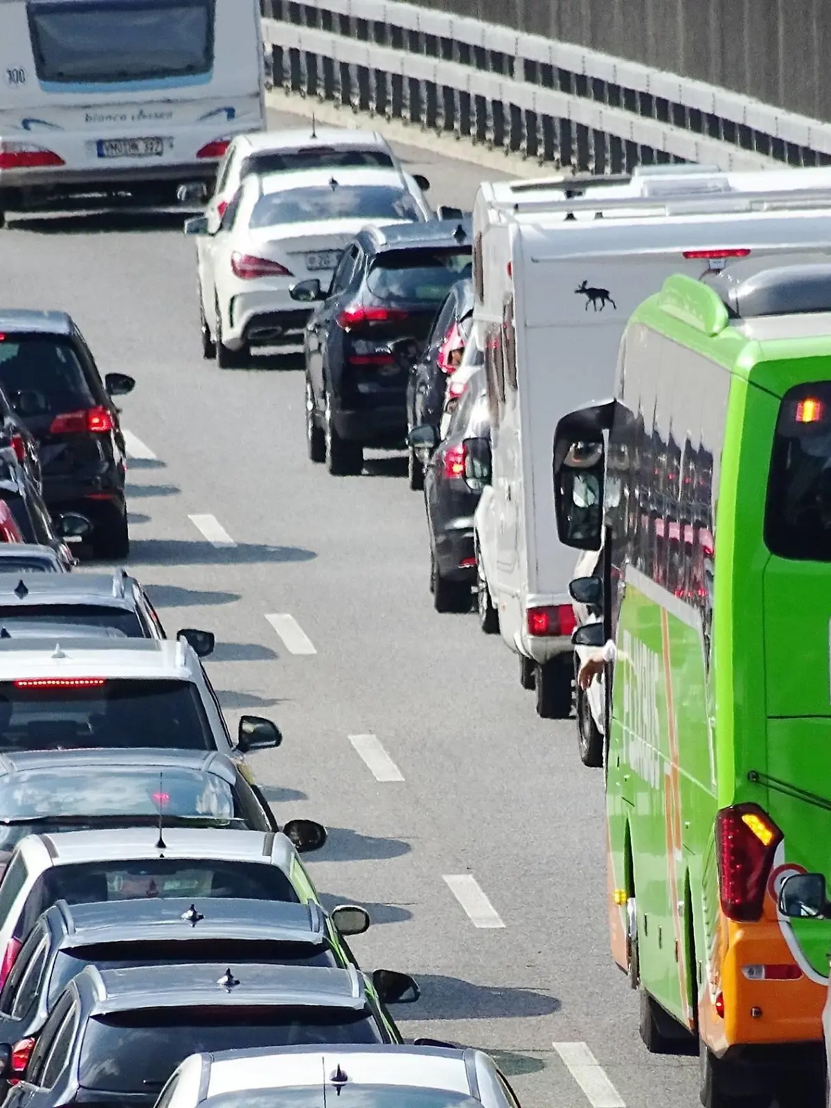  19.04.2019 Wasser Schweiz, Im Bild : Autos auf der Gotthardautobahn stehen im Stau.Ostern Osterstau Viele Menge Flixbus Autobahn *** 19 04 2019 Water Switzerland In the picture Cars on the Gotthard motorway are stuck in traffic jams Easter Easter traffic jam Lots of Flixbus motorways