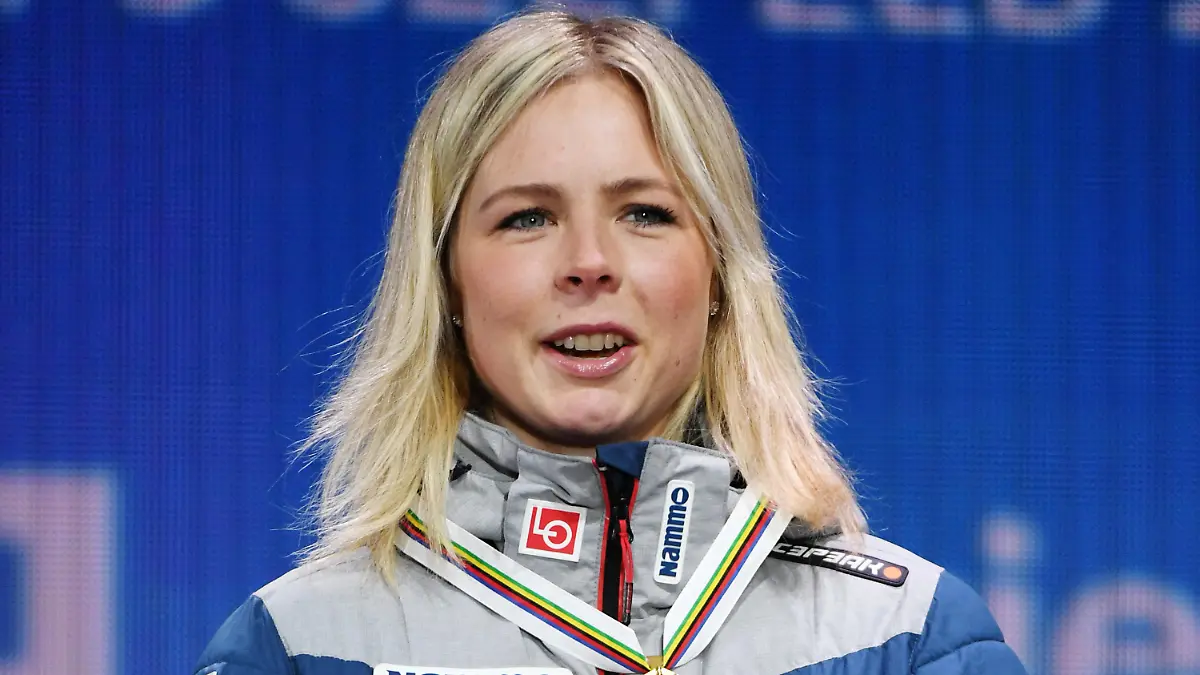 ARCHIV - 28.02.2019, Österreich, Seefeld: Skispringen, Weltmeisterschaft, Normalschanze, Damen, Medaillenfeier. Maren Lundby aus Norwegen steht mit ihrer Goldmedaille auf der Bühne. (Zu dpa «Skisprung-Olympiasiegerin Lundby verzichtet auf Start in Peking») Foto: Hendrik Schmidt/dpa-Zentralbild/dpa +++ dpa-Bildfunk +++