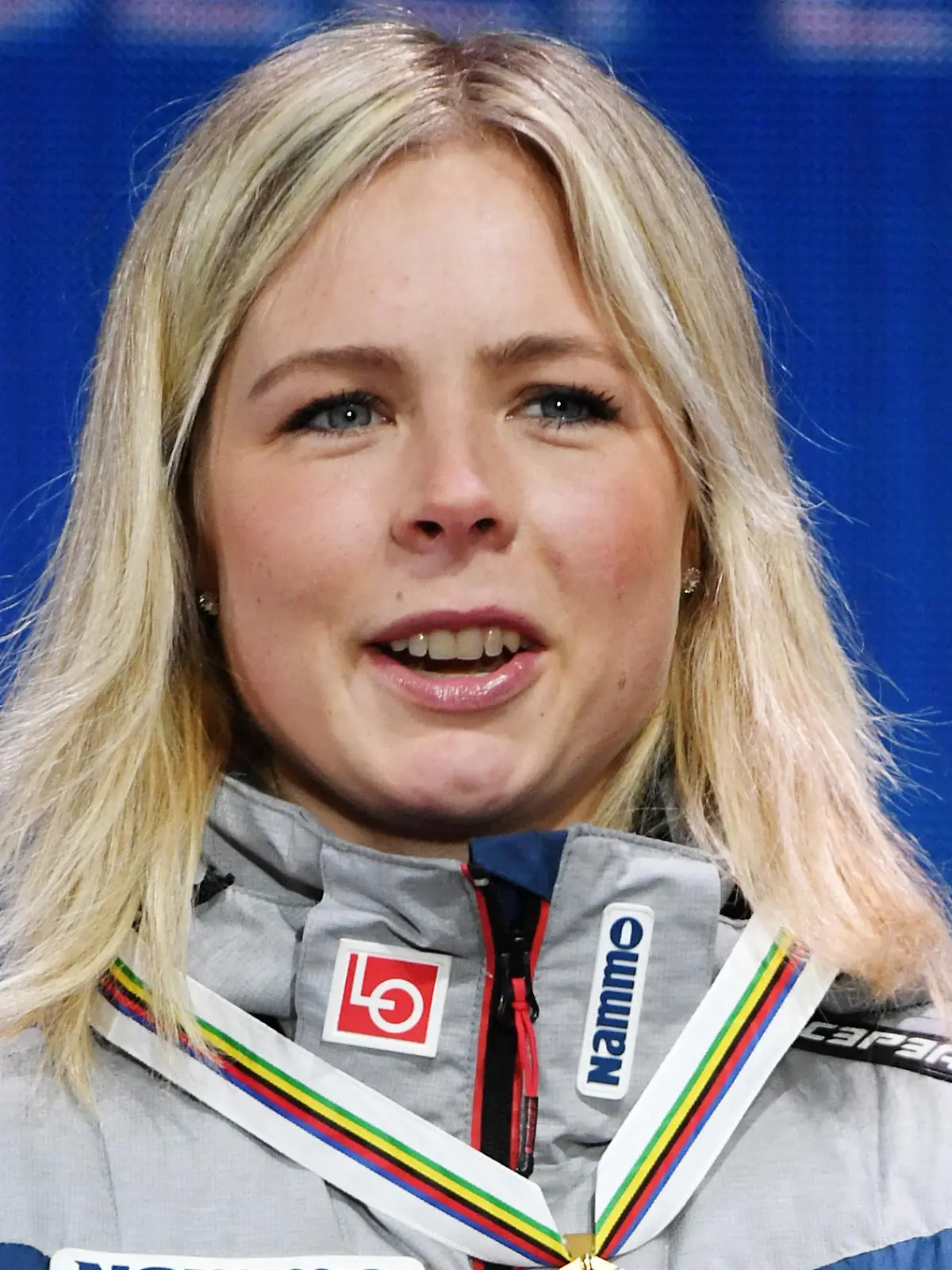 ARCHIV - 28.02.2019, Österreich, Seefeld: Skispringen, Weltmeisterschaft, Normalschanze, Damen, Medaillenfeier. Maren Lundby aus Norwegen steht mit ihrer Goldmedaille auf der Bühne. (Zu dpa «Skisprung-Olympiasiegerin Lundby verzichtet auf Start in Peking») Foto: Hendrik Schmidt/dpa-Zentralbild/dpa +++ dpa-Bildfunk +++