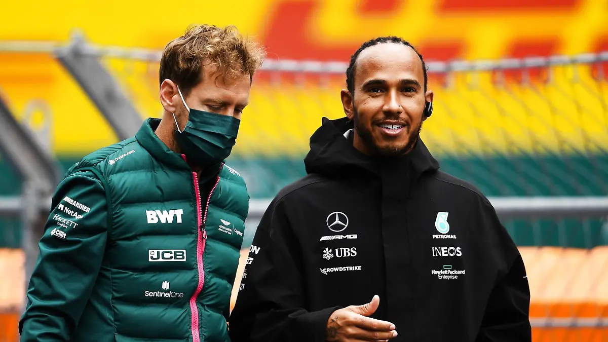 6659922 26.09.2021 Aston Martin Cognizant s Sebastian Vettel, left, and British Formula One driver Lewis Hamilton of Mercedes-AMG Petronas attend the drivers parade ahead of the race of the 2021 Formula One Russian Grand Prix at the Sochi Autodrom in Sochi, Russia. Vladimir Astapkovich / Sputnik Russia Motor Formula 1 Race PUBLICATIONxINxGERxSUIxAUTxONLY 4dfe3676be85bb6b 