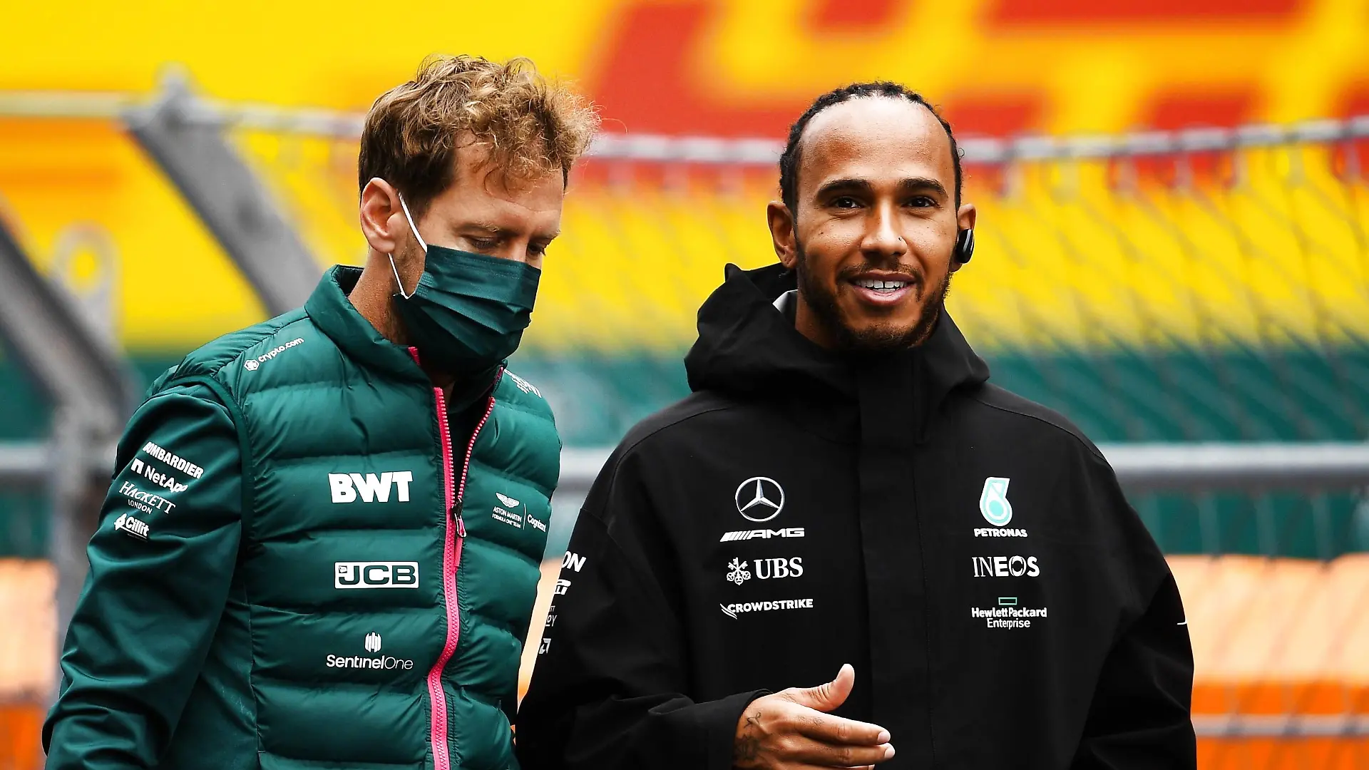 6659922 26.09.2021 Aston Martin Cognizant s Sebastian Vettel, left, and British Formula One driver Lewis Hamilton of Mercedes-AMG Petronas attend the drivers parade ahead of the race of the 2021 Formula One Russian Grand Prix at the Sochi Autodrom in Sochi, Russia. Vladimir Astapkovich / Sputnik Russia Motor Formula 1 Race PUBLICATIONxINxGERxSUIxAUTxONLY 4dfe3676be85bb6b