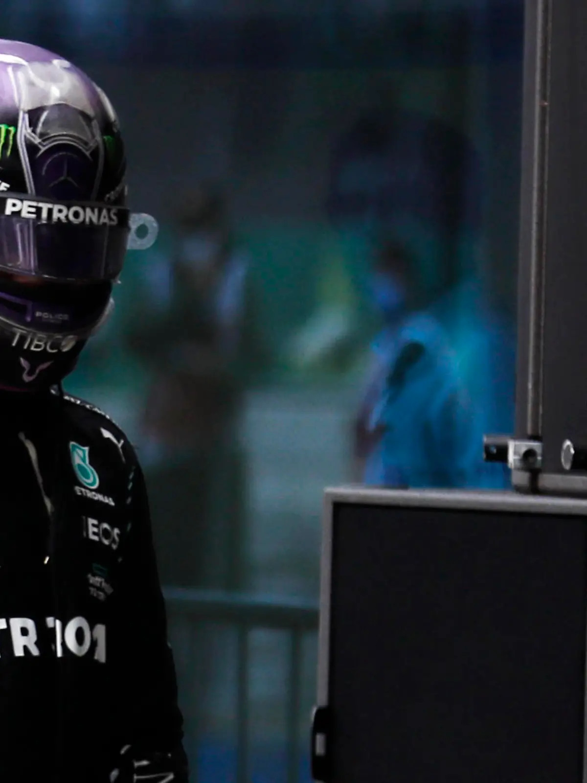 10.10.2021, Türkei, Istanbul: Motorsport: Formel-1-Weltmeisterschaft, Großer Preis der Türkei auf dem Intercity Istanbul Park Circuit: Lewis Hamilton aus Großbritannien vom Team Mercedes geht neben der Rennstrecke entlang. Foto: Umit Bektas/Pool'Reuters/AP/dpa +++ dpa-Bildfunk +++