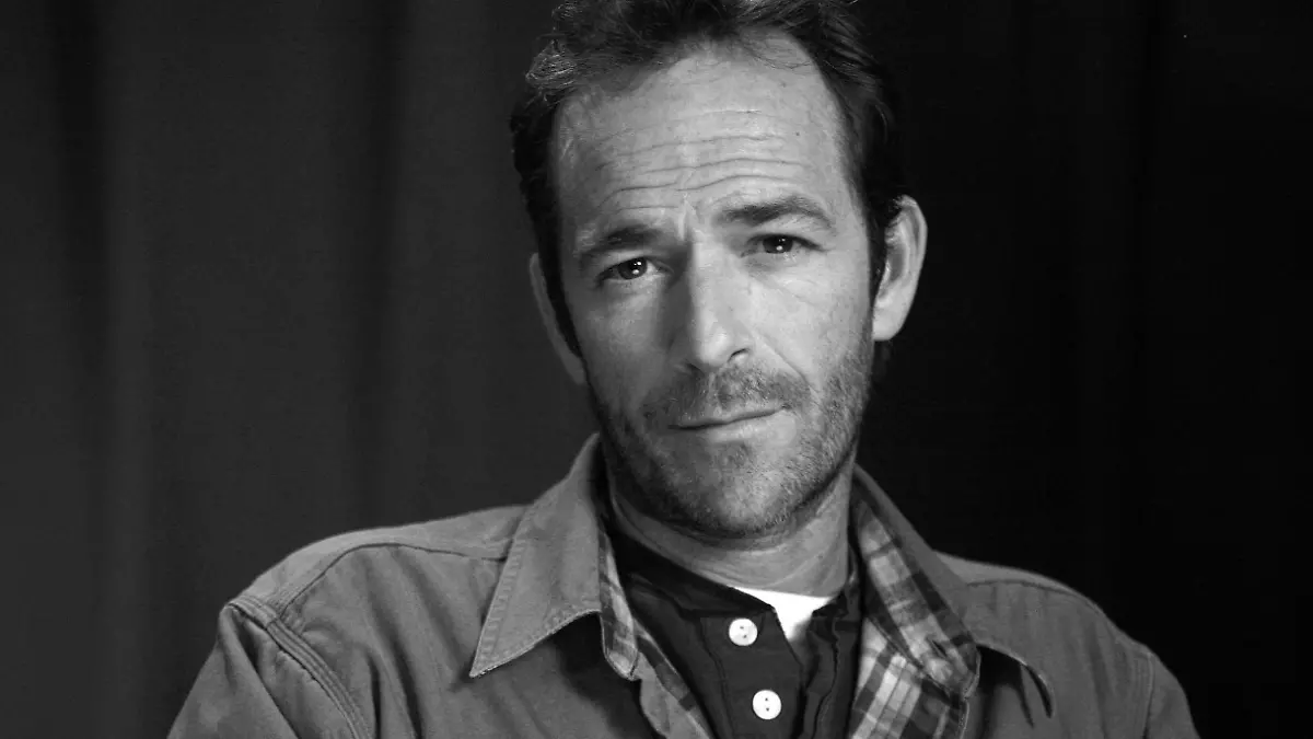ARCHIV - 26.01.2011, USA, New York: Schauspieler Luke Perry. Luke Perry, der in der Kultserie «Beverly Hills, 90210» den Herzensbrecher Dylan McKay gespielt hat, ist tot. Perry starb am Montag (04.03.2019) im Alter von nur 52 Jahren nach einem «massiven Schlaganfall», wie sein Sprecher bestätigte. (zu dpa "«Beverly Hills, 90210»-Star Luke Perry gestorben") Foto: Jeff Christensen/AP/dpa +++ dpa-Bildfunk +++