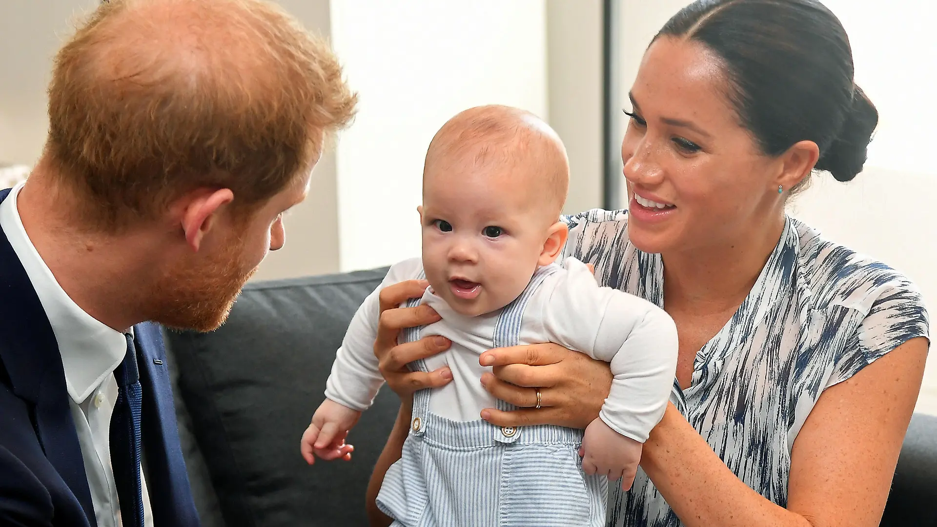 ARCHIV - 29.09.2019, Südafrika, Kapstadt: Der britische Prinz Harry (l), Herzog von Sussex, und seine Frau Meghan, Herzogin von Sussex, mit Sohn Archie während eines Treffens mit Erzbischof Desmond Tutu in ihrer Legacy Foundation am dritten Tag ihrer Afrika-Reise. Zum zweiten Geburtstag ihres Sohnes Archie haben Prinz Harry (36) und Herzogin Meghan (39) zu Spenden für Corona-Impfungen in ärmeren Ländern aufgerufen. Foto: Toby Melville/PA Wire/dpa +++ dpa-Bildfunk +++