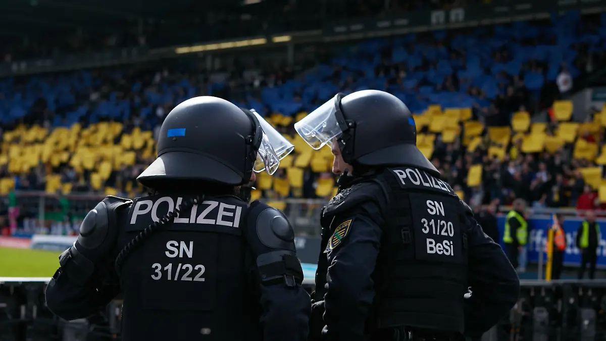 Zwei Bundespolizisten in Braunschweig. Eintracht Braunschweig : Hannover 96, 2. Fussball Bundesliga, Eintracht Stadion, Spielzeit 2022/2023, 25.Spieltag, 19.03.2023 DFL REGULATIONS PROHIBIT ANY USE OF PHOTOGRAPHS AS IMAGE SEQUENCES AND/OR QUASI-VIDEO Foto:EIBNER/Stephanie Zerbe Eintracht Braunschweig : Hannover 96, 2. Fussball Bundesliga, Spielzeit 2022/2023, 25.Spieltag, 19.03.2023 Braunschweig *** Two federal police officers in Braunschweig Eintracht Braunschweig Hannover 96, 2 Fussball Bundesliga, Eintracht stadium, season 2022 2023, 25 match day, 19 03 2023 DFL REGULATES PROHIBIT ANY USE OF PHOTOGRAPHS AS IMAGE SEQUENCES AND OR QUASI VIDEO Foto EIBNER Stephanie Zerbe Eintracht Braunschweig Hannover 96, 2 Fussball Bundesliga, season 2022 2023, 25 match day, 19 03 2023 Braunschweig Copyright: xStephaniexZerbe/xEibner-Pressefox EP_EER