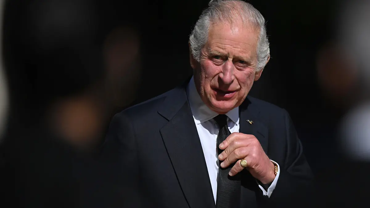 17.09.2022, Großbritannien, London: König Charles III. fasst sich bei einem Besuch im Hauptquartier des Metropolitan Police Service (SOR) in Lambeth an die Krawatte. Vor einem der größten Einsätze in der Geschichte der Londoner Metropolitan Police, dem Staatsbegräbnis der verstorbenen Königin Elizabeth II. am 19.09.2022 , hat der neue König Charles III. den Einsatzkräften einen Besuch abgestattet. Foto: Carl De Souza/PA Wire/dpa +++ dpa-Bildfunk +++