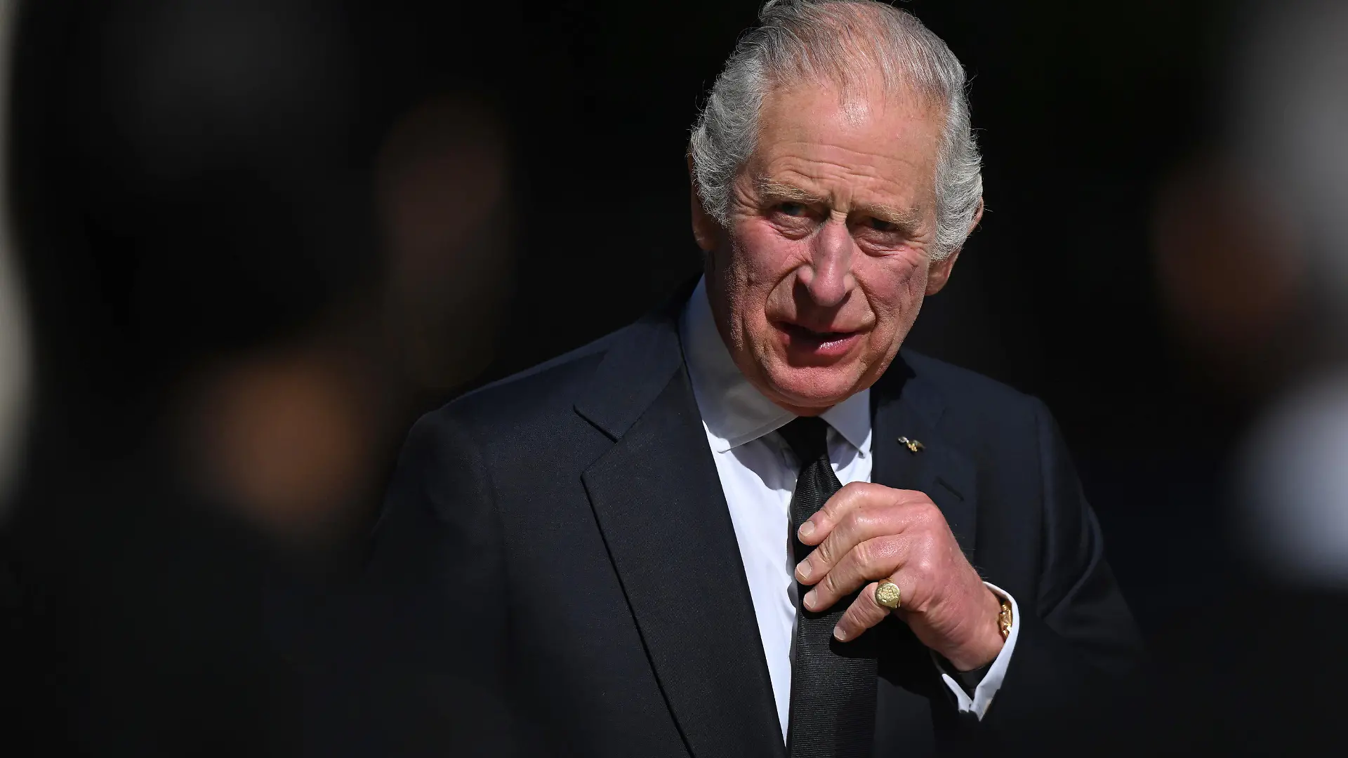 17.09.2022, Großbritannien, London: König Charles III. fasst sich bei einem Besuch im Hauptquartier des Metropolitan Police Service (SOR) in Lambeth an die Krawatte. Vor einem der größten Einsätze in der Geschichte der Londoner Metropolitan Police, dem Staatsbegräbnis der verstorbenen Königin Elizabeth II. am 19.09.2022 , hat der neue König Charles III. den Einsatzkräften einen Besuch abgestattet. Foto: Carl De Souza/PA Wire/dpa +++ dpa-Bildfunk +++