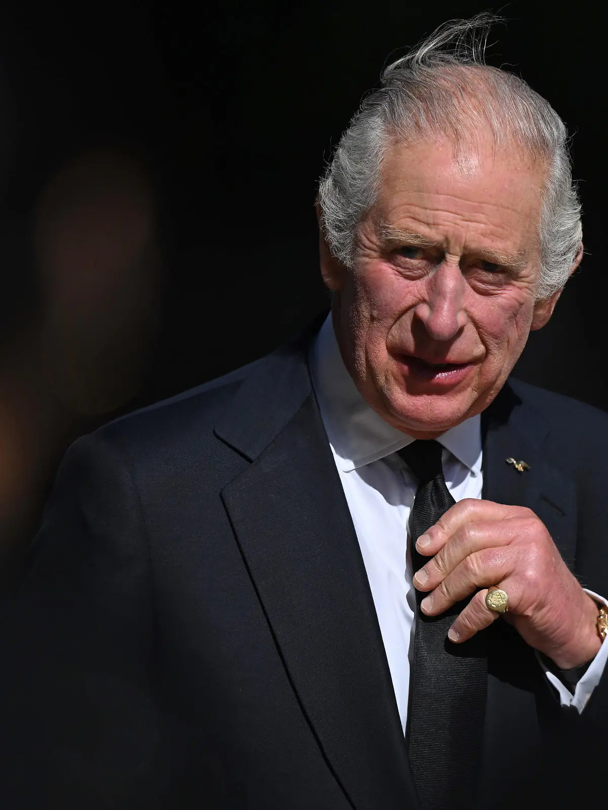 17.09.2022, Großbritannien, London: König Charles III. fasst sich bei einem Besuch im Hauptquartier des Metropolitan Police Service (SOR) in Lambeth an die Krawatte. Vor einem der größten Einsätze in der Geschichte der Londoner Metropolitan Police, dem Staatsbegräbnis der verstorbenen Königin Elizabeth II. am 19.09.2022 , hat der neue König Charles III. den Einsatzkräften einen Besuch abgestattet. Foto: Carl De Souza/PA Wire/dpa +++ dpa-Bildfunk +++