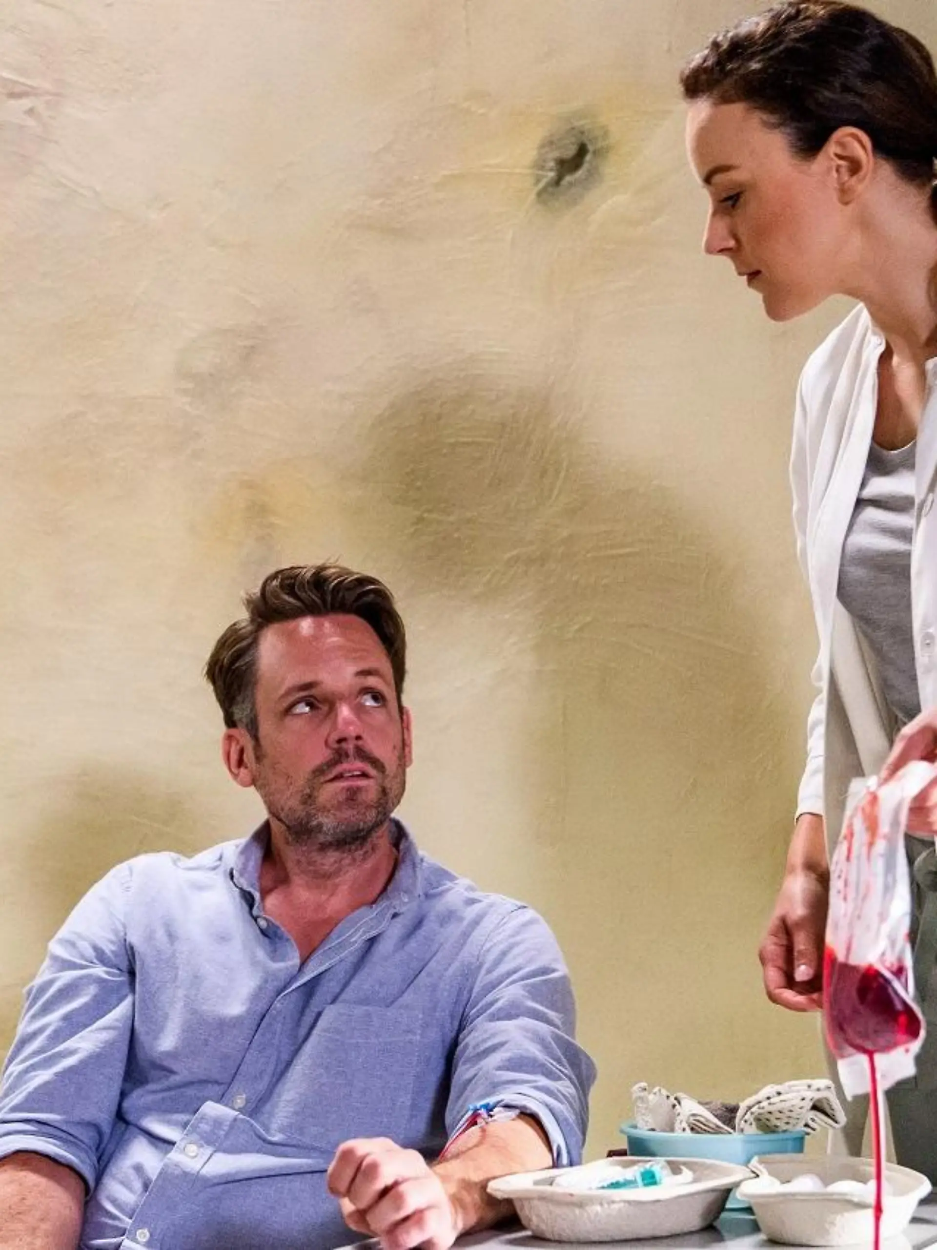 Justus (Matthias Brüggenolte) muss mitansehen, wie Ines (Jasmin Wagner) um Finns Leben kämpft. 

Die Verwendung des sendungsbezogenen Materials ist nur mit dem Hinweis und Verlinkung auf TVNOW gestattet.