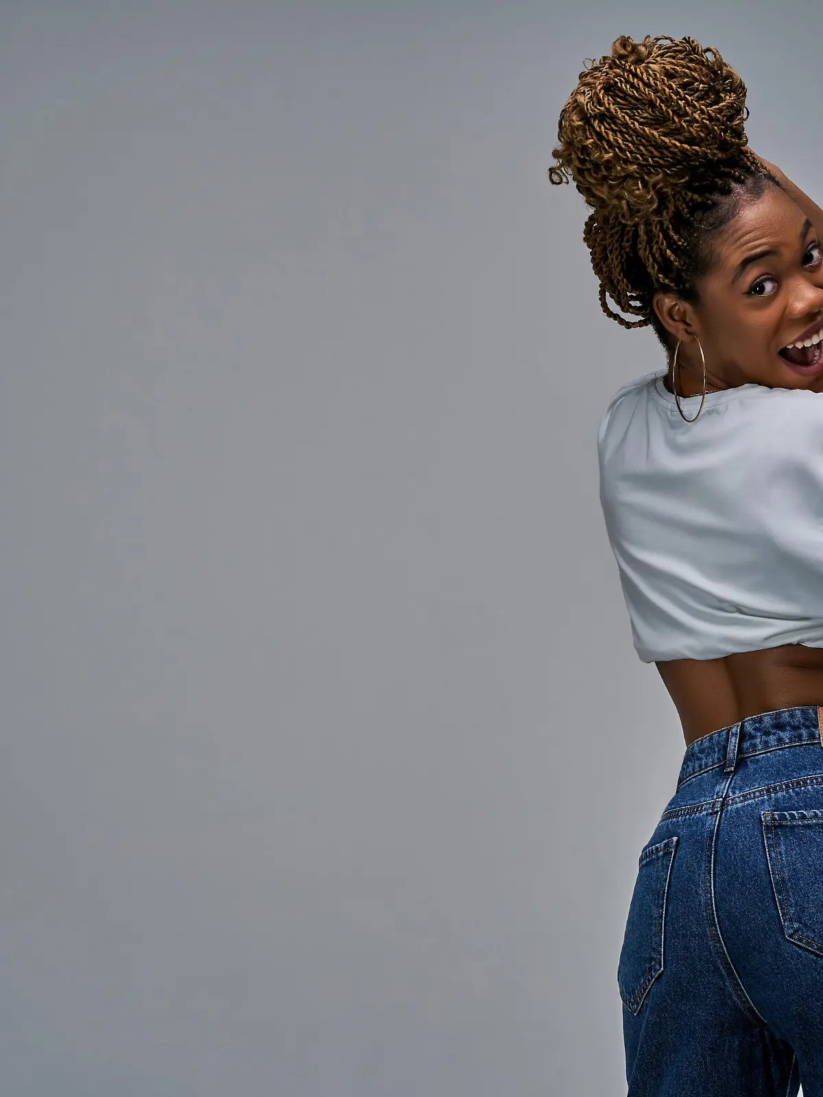 Lady smiling showing her back in a t-shirt and ass in jeans with pockets
