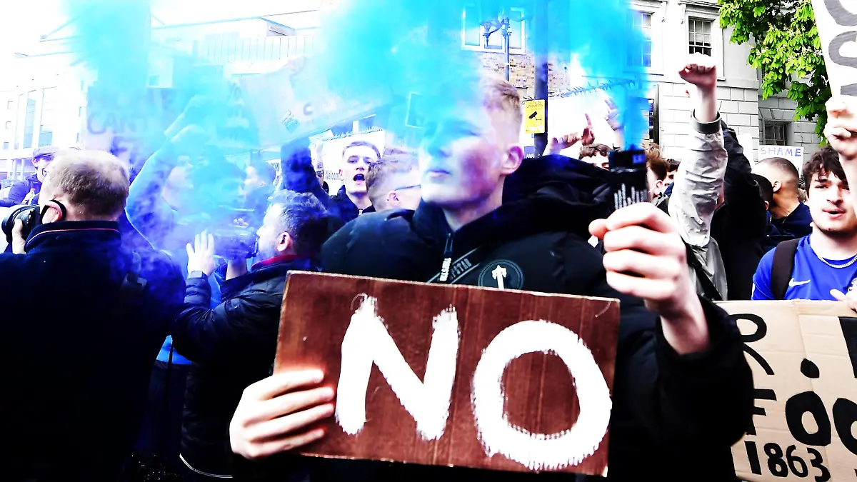 Fußball, FC Chelsea Fans protestieren gegen Europäische Super League ESL Chelsea v Brighton and Hove Albion - Premier League - Stamford Bridge Fans protest against Chelsea s involvement in the new European Super League outside Stamford Bridge, London. Picture date: Tuesday April 20, 2021. PUBLICATIONxINxGERxSUIxAUTxONLY Copyright: xIanxWestx 59299414