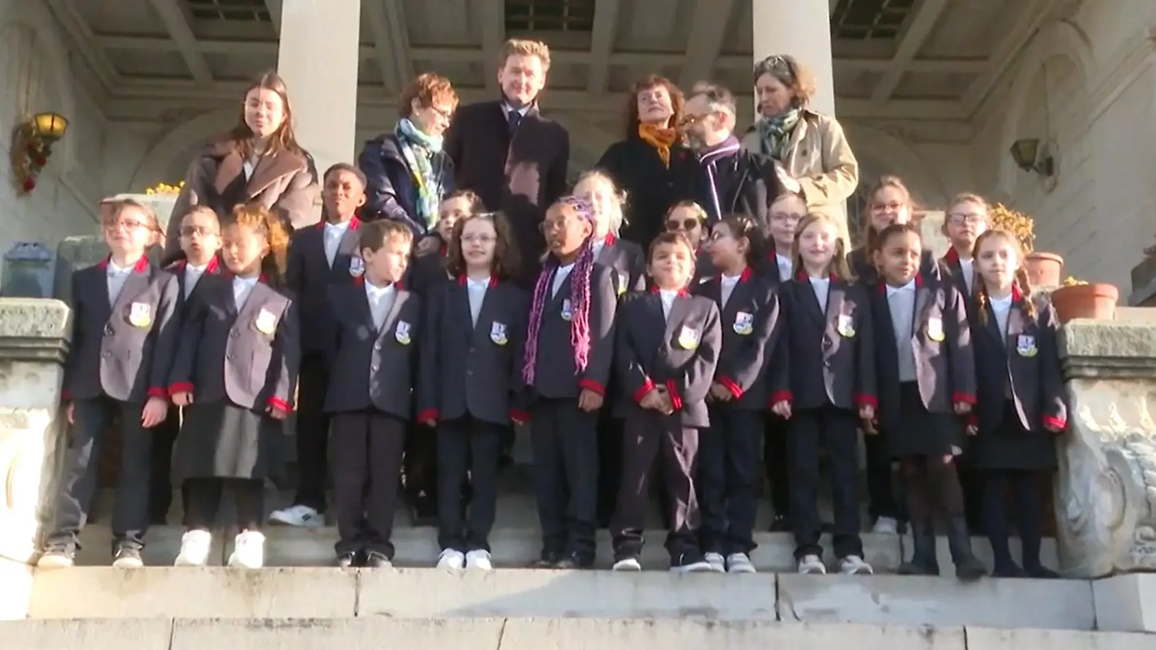 700 Kinder testen „Einheitskleidung“