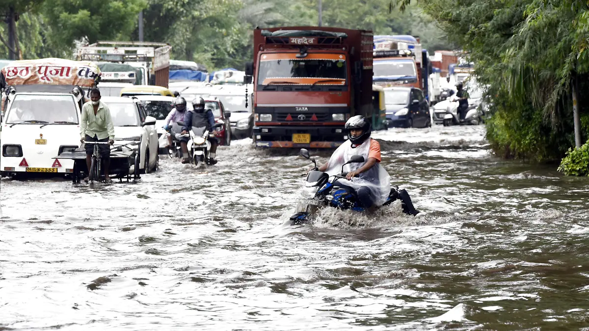Indien, Starker Regen und Überschwemmungen in Neu Delhi  NEW DELHI, INDIA - OCTOBER 18: Heavy water logging after rain at ring Road on October 18, 2021 in New Delhi, India. According to data shared by the India Meteorological Department IMD, Delhi has received 94.6 mm of rain in October so far, the highest in 65 years. Photo by Sonu Mehta/Hindustan Times Heavy Rains Along With Thunderstorm Lash Delhi-NCR PUBLICATIONxNOTxINxIND