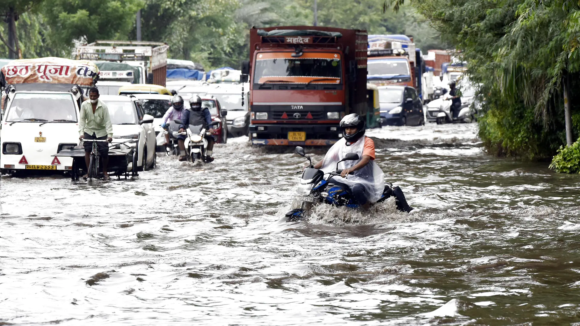 Indien, Starker Regen und Überschwemmungen in Neu Delhi NEW DELHI, INDIA - OCTOBER 18: Heavy water logging after rain at ring Road on October 18, 2021 in New Delhi, India. According to data shared by the India Meteorological Department IMD, Delhi has received 94.6 mm of rain in October so far, the highest in 65 years. Photo by Sonu Mehta/Hindustan Times Heavy Rains Along With Thunderstorm Lash Delhi-NCR PUBLICATIONxNOTxINxIND