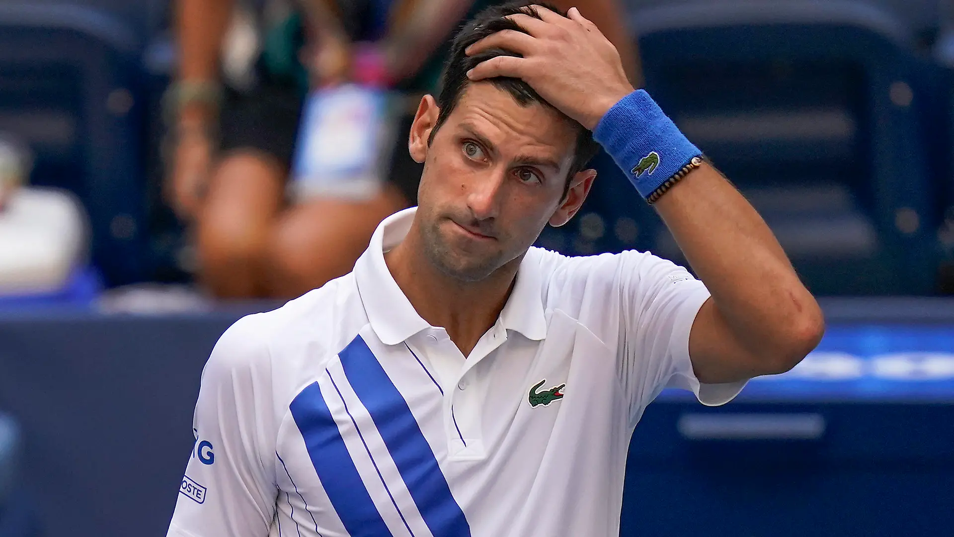 06.09.2020, USA, New York: Tennis: Grand Slam/ATP-Tour, US Open Einzel, Herren, 4. Runde, Achtelfinale, Djokovic (Serbien) - Busta (Spanien). Novak Djokovic fasst sich an den Kopf, nachdem er eine Linienrichterin mit einem Ball getroffen hatte. Djokovic ist bei den US Open der Tennisprofis im Achtelfinale disqualifiziert worden. Der Serbe hatte nach einem verlorenen Aufschlagspiel wütend einen Ball weggeschlagen und dabei eine Linienrichterin getroffen.iel ausfallen. (AP-Foto/Seth Wenig) Foto: Seth Wenig/AP/dpa +++ dpa-Bildfunk +++
