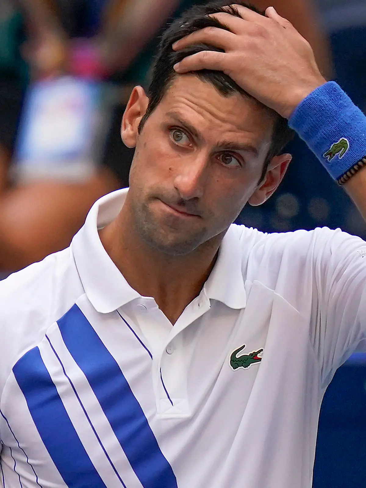 06.09.2020, USA, New York: Tennis: Grand Slam/ATP-Tour, US Open Einzel, Herren, 4. Runde, Achtelfinale, Djokovic (Serbien) - Busta (Spanien). Novak Djokovic fasst sich an den Kopf, nachdem er eine Linienrichterin mit einem Ball getroffen hatte. Djokovic ist bei den US Open der Tennisprofis im Achtelfinale disqualifiziert worden. Der Serbe hatte nach einem verlorenen Aufschlagspiel wütend einen Ball weggeschlagen und dabei eine Linienrichterin getroffen.iel ausfallen. (AP-Foto/Seth Wenig) Foto: Seth Wenig/AP/dpa +++ dpa-Bildfunk +++